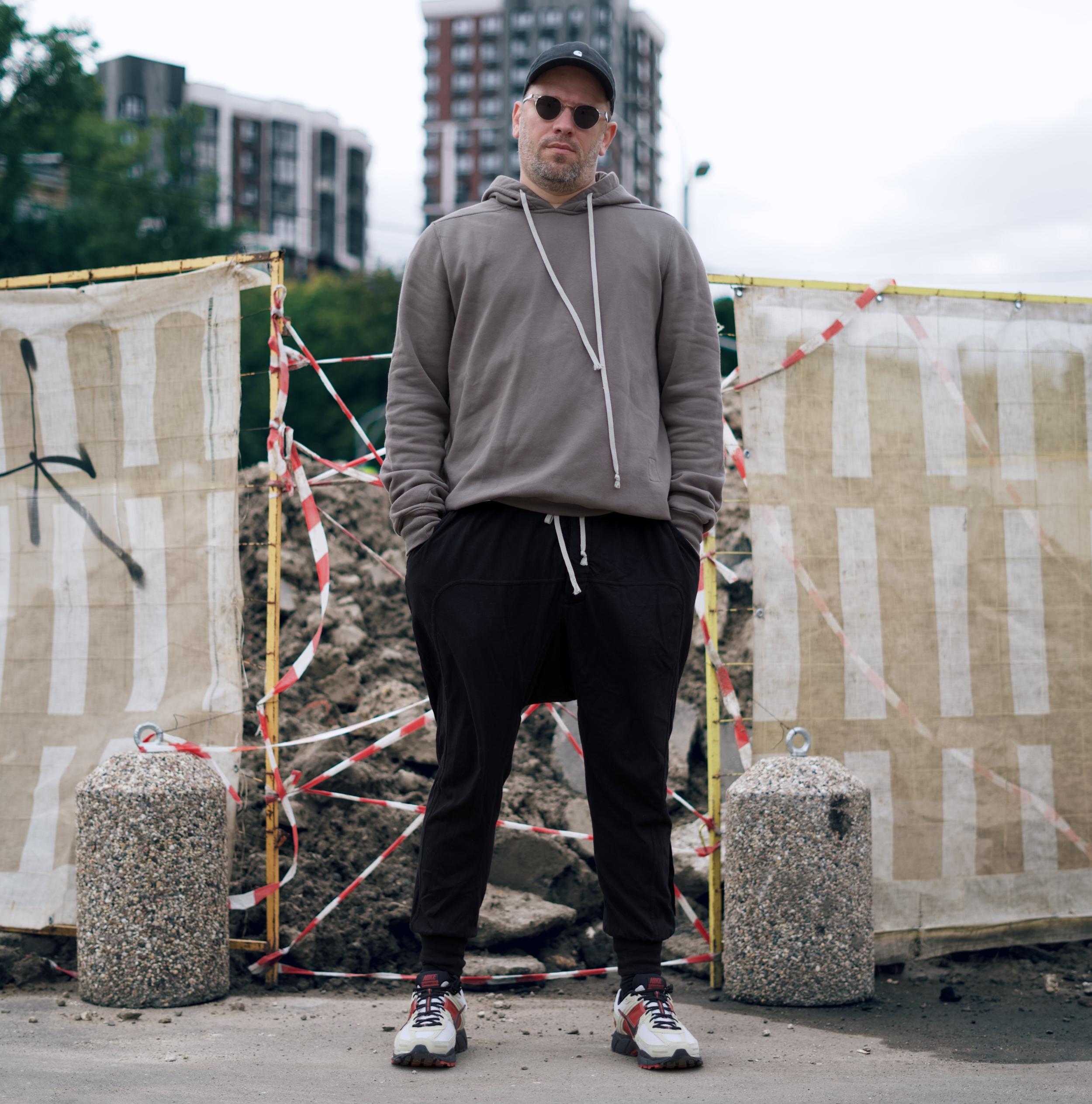 Вдохновленный тем, что мне на удивление зашла модель Nike Zoom Vomero Roam, решил протестировать ее собрата — Nike Zoom Vomero 5. Несмотря на то, что у моделей один и тот же родитель — беговая модель начала двухтысячных Nike Zoom Vomero – внешне они заметно отличаются друг от друга, да и ощущения у меня от них совершенно противоположные. Вдохновленный тем, что мне на удивление зашла модель Nike Zoom Vomero Roam, решил протестировать ее собрата — Nike Zoom Vomero 5. Несмотря на то, что у моделей один и тот же родитель — беговая модель начала двухтысячных Nike Zoom Vomero – внешне они заметно отличаются друг от друга, да и ощущения у меня от них совершенно противоположные.