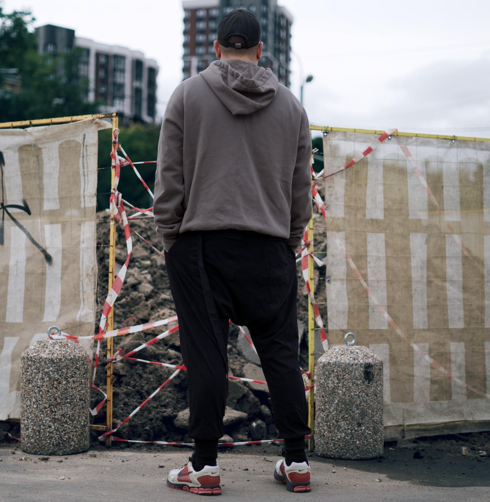 Вдохновленный тем, что мне на удивление зашла модель Nike Zoom Vomero Roam, решил протестировать ее собрата — Nike Zoom Vomero 5. Несмотря на то, что у моделей один и тот же родитель — беговая модель начала двухтысячных Nike Zoom Vomero – внешне они заметно отличаются друг от друга, да и ощущения у меня от них совершенно противоположные. Вдохновленный тем, что мне на удивление зашла модель Nike Zoom Vomero Roam, решил протестировать ее собрата — Nike Zoom Vomero 5. Несмотря на то, что у моделей один и тот же родитель — беговая модель начала двухтысячных Nike Zoom Vomero – внешне они заметно отличаются друг от друга, да и ощущения у меня от них совершенно противоположные.