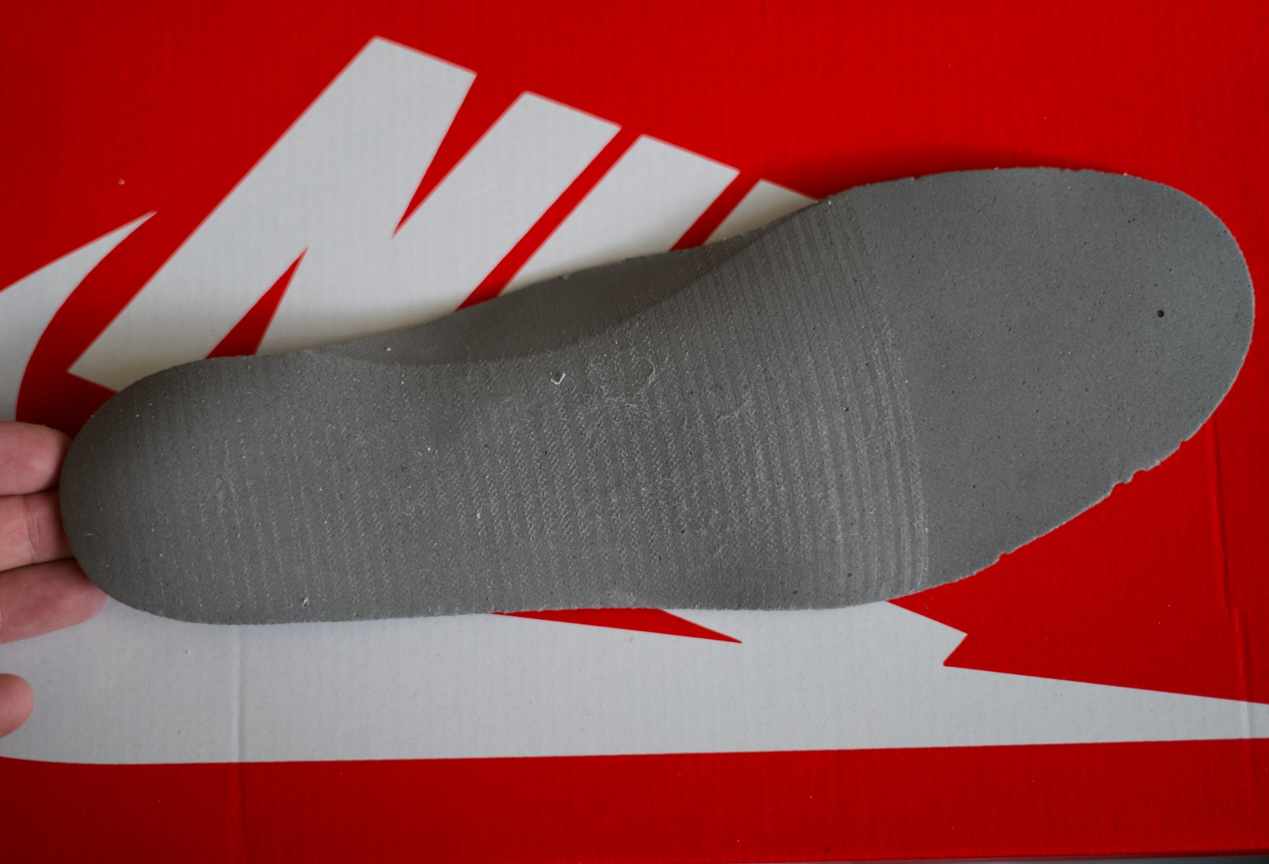 Вдохновленный тем, что мне на удивление зашла модель Nike Zoom Vomero Roam, решил протестировать ее собрата — Nike Zoom Vomero 5. Несмотря на то, что у моделей один и тот же родитель — беговая модель начала двухтысячных Nike Zoom Vomero – внешне они заметно отличаются друг от друга, да и ощущения у меня от них совершенно противоположные. Вдохновленный тем, что мне на удивление зашла модель Nike Zoom Vomero Roam, решил протестировать ее собрата — Nike Zoom Vomero 5. Несмотря на то, что у моделей один и тот же родитель — беговая модель начала двухтысячных Nike Zoom Vomero – внешне они заметно отличаются друг от друга, да и ощущения у меня от них совершенно противоположные.