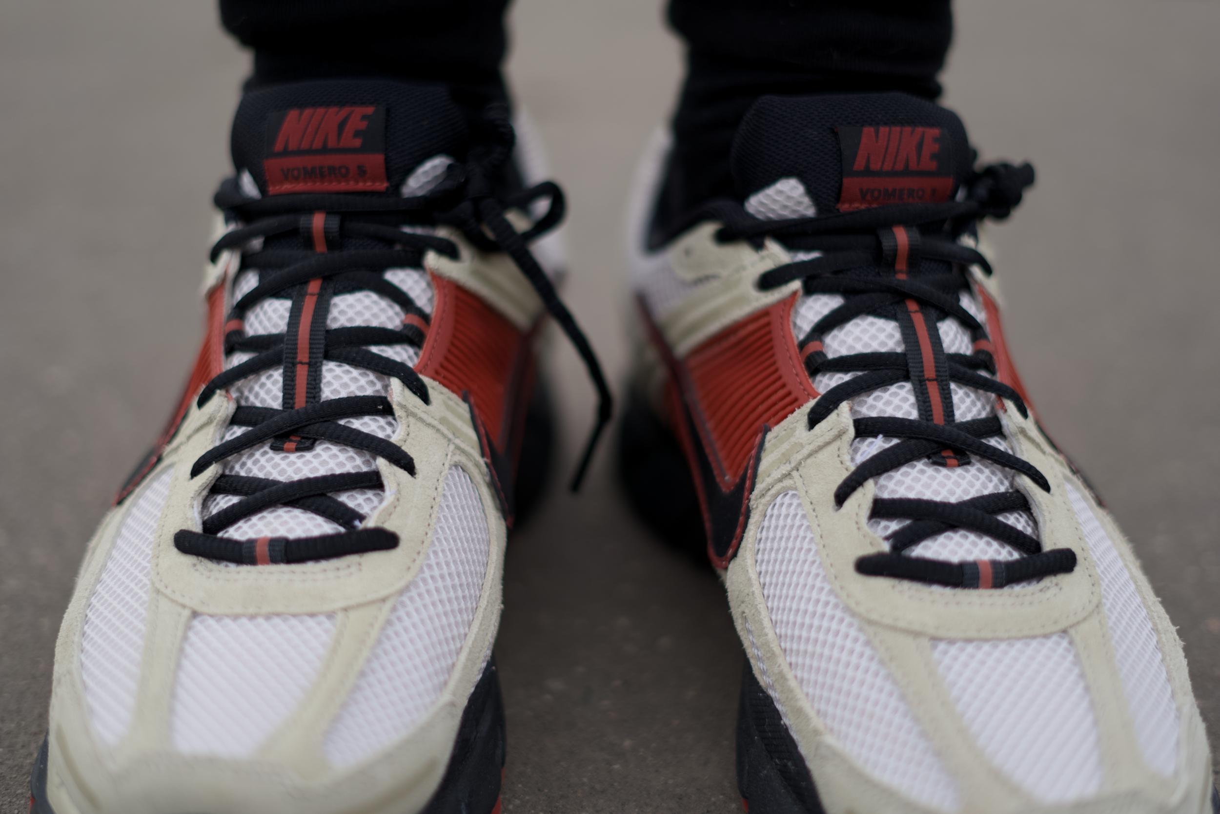 Вдохновленный тем, что мне на удивление зашла модель Nike Zoom Vomero Roam, решил протестировать ее собрата — Nike Zoom Vomero 5. Несмотря на то, что у моделей один и тот же родитель — беговая модель начала двухтысячных Nike Zoom Vomero – внешне они заметно отличаются друг от друга, да и ощущения у меня от них совершенно противоположные. Вдохновленный тем, что мне на удивление зашла модель Nike Zoom Vomero Roam, решил протестировать ее собрата — Nike Zoom Vomero 5. Несмотря на то, что у моделей один и тот же родитель — беговая модель начала двухтысячных Nike Zoom Vomero – внешне они заметно отличаются друг от друга, да и ощущения у меня от них совершенно противоположные.