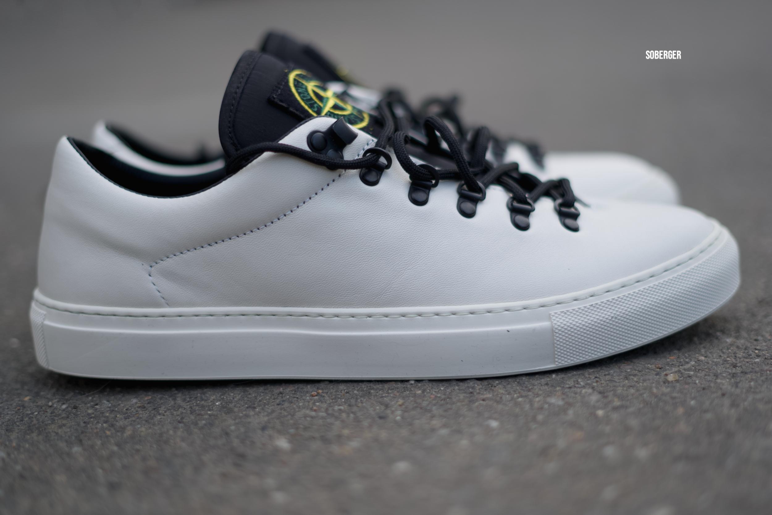 белые кроссовки stone island