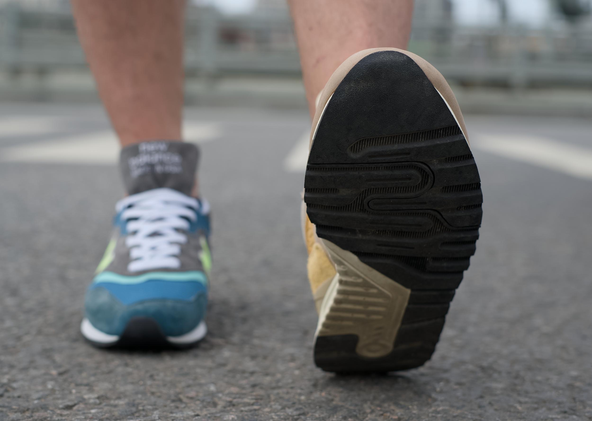 Эти две модели — вершина эволюции культовой линейки 990 от New Balance, сочетающей инновации, качество и стиль, который актуально смотрится даже сейчас — спустя десятки лет после своего дебюта. Несмотря на внешнее сходство и общую философию "made in USA", кроссовки имеют принципиальные различия в технологиях, истории и позиционировании. Эти две модели — вершина эволюции культовой линейки 990 от New Balance, сочетающей инновации, качество и стиль, который актуально смотрится даже сейчас — спустя десятки лет после своего дебюта. Несмотря на внешнее сходство и общую философию "made in USA", кроссовки имеют принципиальные различия в технологиях, истории и позиционировании.