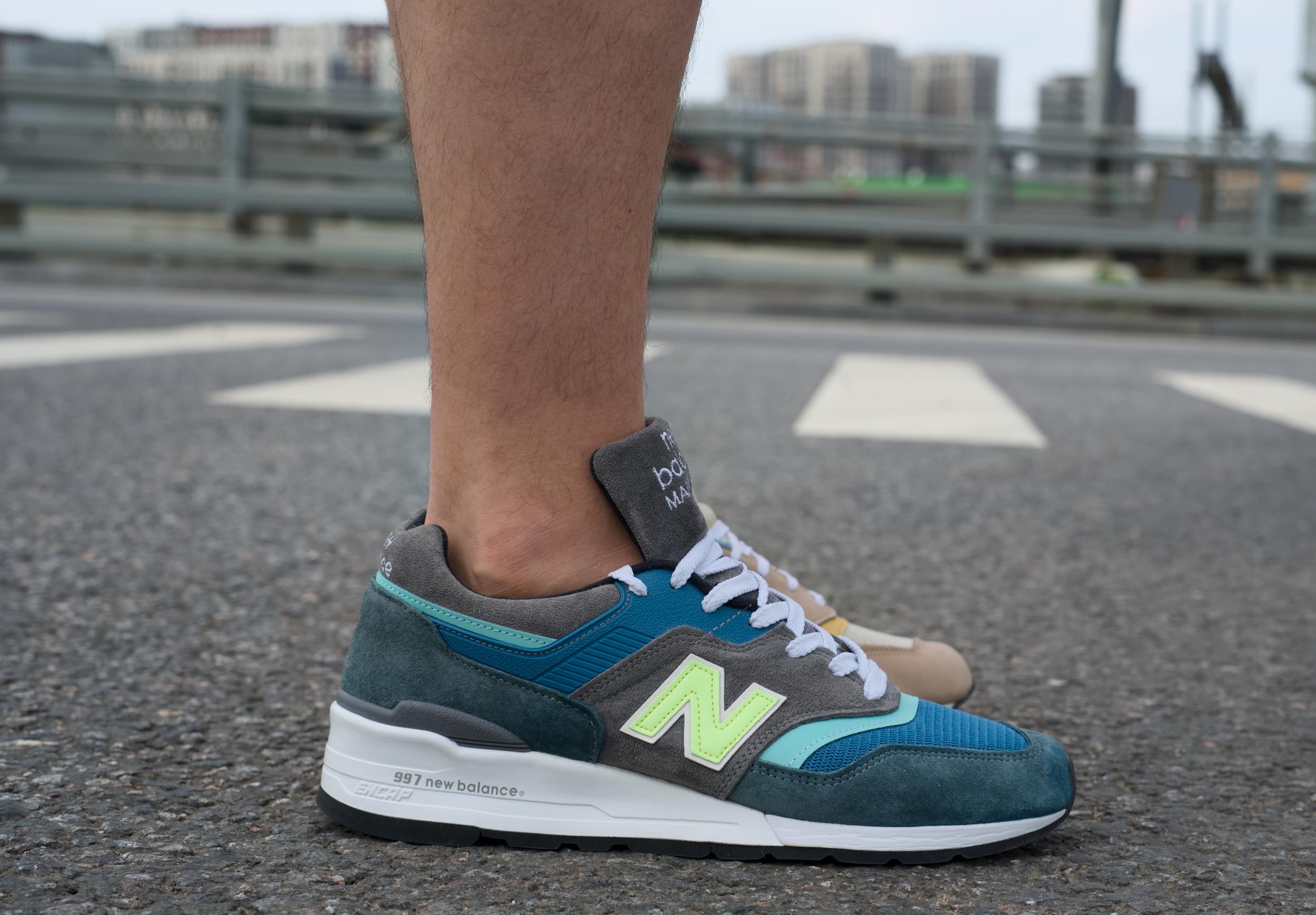 Эти две модели — вершина эволюции культовой линейки 990 от New Balance, сочетающей инновации, качество и стиль, который актуально смотрится даже сейчас — спустя десятки лет после своего дебюта. Несмотря на внешнее сходство и общую философию "made in USA", кроссовки имеют принципиальные различия в технологиях, истории и позиционировании. Эти две модели — вершина эволюции культовой линейки 990 от New Balance, сочетающей инновации, качество и стиль, который актуально смотрится даже сейчас — спустя десятки лет после своего дебюта. Несмотря на внешнее сходство и общую философию "made in USA", кроссовки имеют принципиальные различия в технологиях, истории и позиционировании.