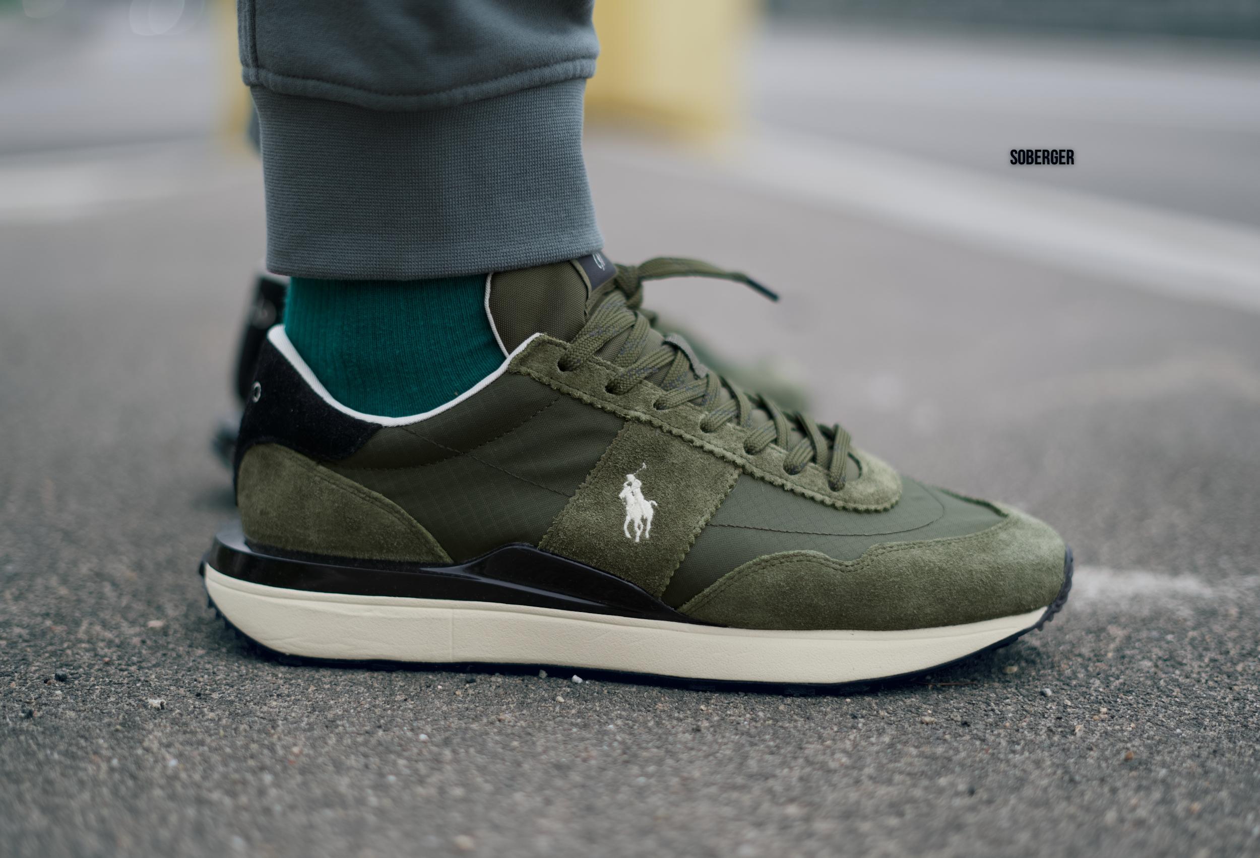 Братва, бренд Polo Ralph Lauren давно в моем сердце, и я, как его фанат, неустанно ношу его творения на протяжении многих лет. Это, вне всяких сомнений, - воплощение незыблемой классики, где элегантность переплетается с повседневной надежностью. Что касается их обуви, то здесь моя осведомленность, увы, оставляет желать лучшего: как-то давно я приобретал пару кед, но воспоминания о том, как они вели себя в эксплуатации, рассеялись и обнулились.
