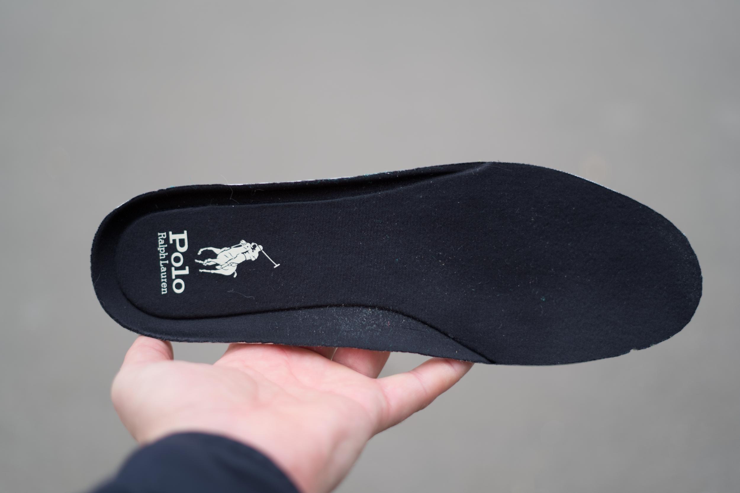 Братва, бренд Polo Ralph Lauren давно в моем сердце, и я, как его фанат, неустанно ношу его творения на протяжении многих лет. Это, вне всяких сомнений, - воплощение незыблемой классики, где элегантность переплетается с повседневной надежностью. Что касается их обуви, то здесь моя осведомленность, увы, оставляет желать лучшего: как-то давно я приобретал пару кед, но воспоминания о том, как они вели себя в эксплуатации, рассеялись и обнулились. Братва, бренд Polo Ralph Lauren давно в моем сердце, и я, как его фанат, неустанно ношу его творения на протяжении многих лет. Это, вне всяких сомнений, - воплощение незыблемой классики, где элегантность переплетается с повседневной надежностью. Что касается их обуви, то здесь моя осведомленность, увы, оставляет желать лучшего: как-то давно я приобретал пару кед, но воспоминания о том, как они вели себя в эксплуатации, рассеялись и обнулились.