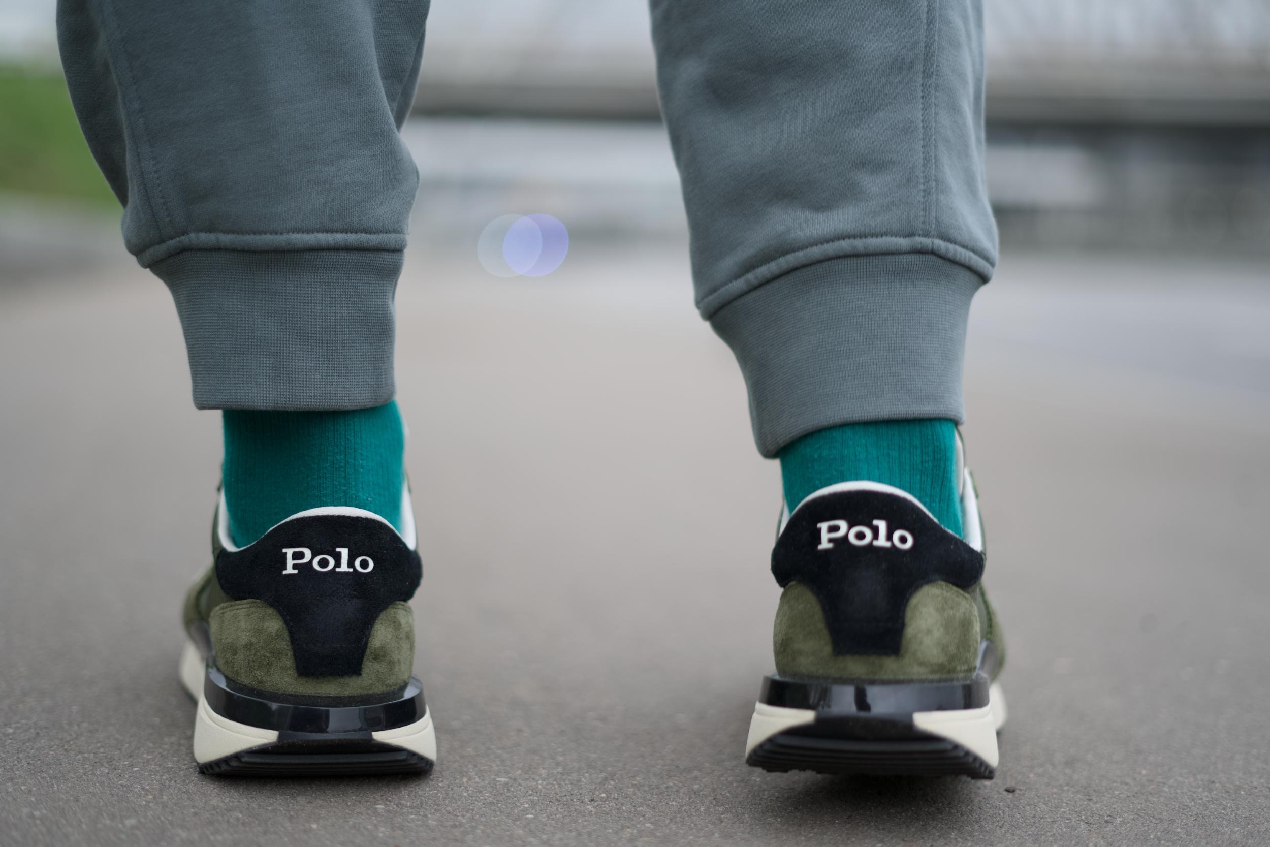 Братва, бренд Polo Ralph Lauren давно в моем сердце, и я, как его фанат, неустанно ношу его творения на протяжении многих лет. Это, вне всяких сомнений, - воплощение незыблемой классики, где элегантность переплетается с повседневной надежностью. Что касается их обуви, то здесь моя осведомленность, увы, оставляет желать лучшего: как-то давно я приобретал пару кед, но воспоминания о том, как они вели себя в эксплуатации, рассеялись и обнулились. Братва, бренд Polo Ralph Lauren давно в моем сердце, и я, как его фанат, неустанно ношу его творения на протяжении многих лет. Это, вне всяких сомнений, - воплощение незыблемой классики, где элегантность переплетается с повседневной надежностью. Что касается их обуви, то здесь моя осведомленность, увы, оставляет желать лучшего: как-то давно я приобретал пару кед, но воспоминания о том, как они вели себя в эксплуатации, рассеялись и обнулились.