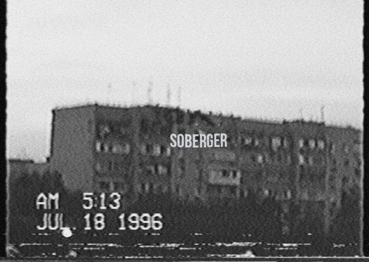 Очень люблю серый цвет: серый, серее, самый серый. Я люблю все оттенки серого, для меня это очень благородный цвет. Кто-то скажет, что серый не вызывает ярких эмоций. У меня он вызывает не просто эмоции, а целую бурю! Он идеально подчеркивает другие цвета, например, оранжевый.