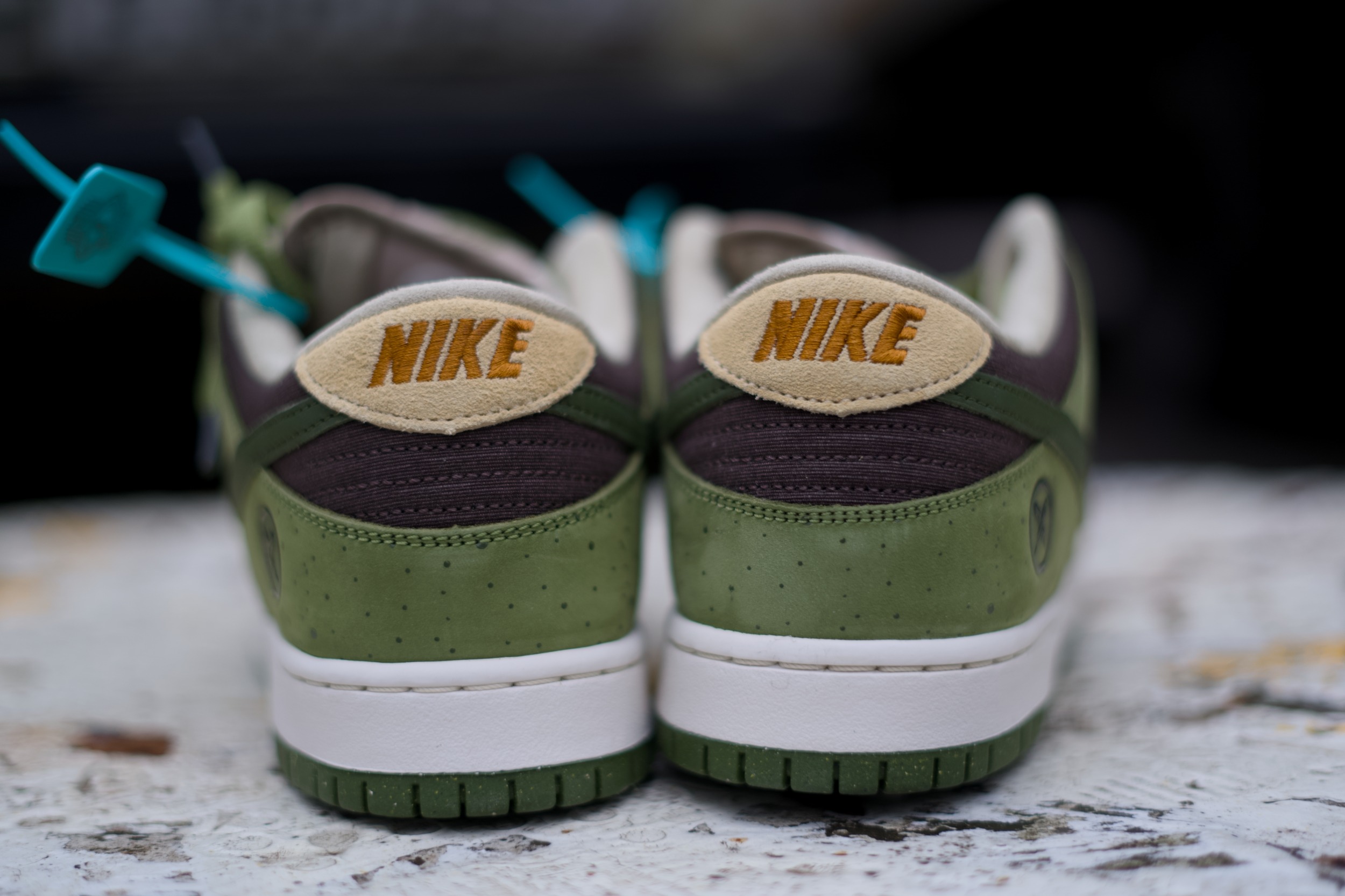 Ненавижу Nike, точнее никогда его не любил, но есть экземпляры, которые мне заходят. Модель, конечно, заезженная, как покрышка от местного тазика, но в данном случае мне зашло крутое сочетание цветов. Yuto Horigome x Nike SB Dunk Low - это коллаборация с японским олимпийским чемпионом по скейтбордингу Юто Хоригомэ Ненавижу Nike, точнее никогда его не любил, но есть экземпляры, которые мне заходят. Модель, конечно, заезженная, как покрышка от местного тазика, но в данном случае мне зашло крутое сочетание цветов. Yuto Horigome x Nike SB Dunk Low - это коллаборация с японским олимпийским чемпионом по скейтбордингу Юто Хоригомэ