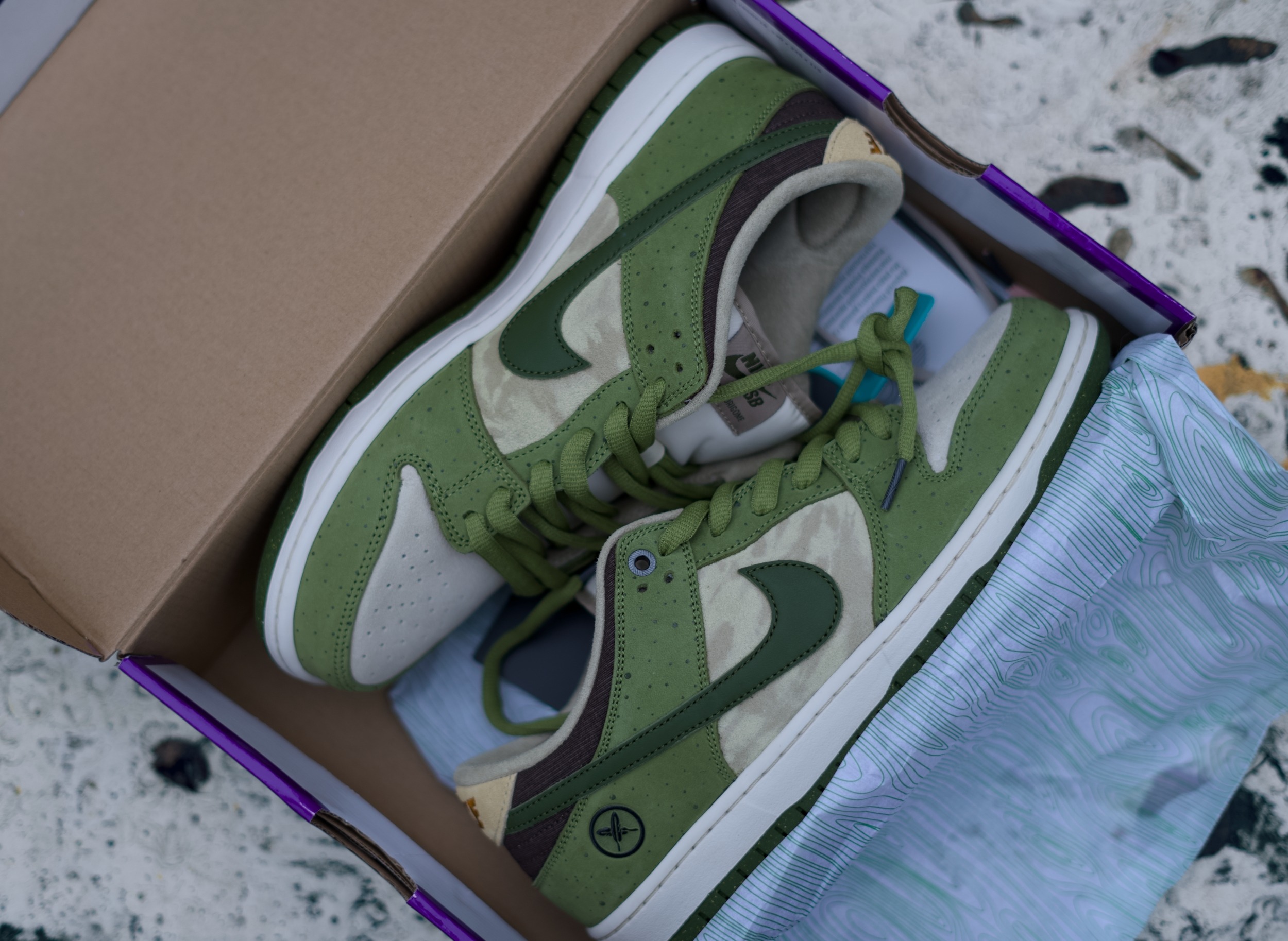 Ненавижу Nike, точнее никогда его не любил, но есть экземпляры, которые мне заходят. Модель, конечно, заезженная, как покрышка от местного тазика, но в данном случае мне зашло крутое сочетание цветов. Yuto Horigome x Nike SB Dunk Low - это коллаборация с японским олимпийским чемпионом по скейтбордингу Юто Хоригомэ Ненавижу Nike, точнее никогда его не любил, но есть экземпляры, которые мне заходят. Модель, конечно, заезженная, как покрышка от местного тазика, но в данном случае мне зашло крутое сочетание цветов. Yuto Horigome x Nike SB Dunk Low - это коллаборация с японским олимпийским чемпионом по скейтбордингу Юто Хоригомэ