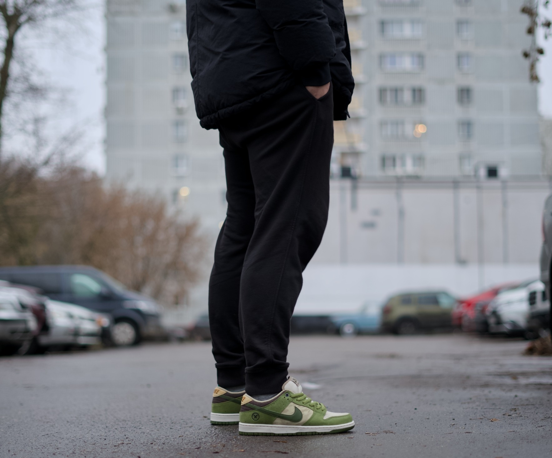 Ненавижу Nike, точнее никогда его не любил, но есть экземпляры, которые мне заходят. Модель, конечно, заезженная, как покрышка от местного тазика, но в данном случае мне зашло крутое сочетание цветов. Yuto Horigome x Nike SB Dunk Low - это коллаборация с японским олимпийским чемпионом по скейтбордингу Юто Хоригомэ Ненавижу Nike, точнее никогда его не любил, но есть экземпляры, которые мне заходят. Модель, конечно, заезженная, как покрышка от местного тазика, но в данном случае мне зашло крутое сочетание цветов. Yuto Horigome x Nike SB Dunk Low - это коллаборация с японским олимпийским чемпионом по скейтбордингу Юто Хоригомэ