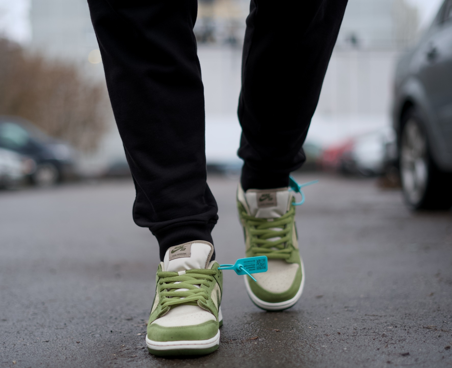 Ненавижу Nike, точнее никогда его не любил, но есть экземпляры, которые мне заходят. Модель, конечно, заезженная, как покрышка от местного тазика, но в данном случае мне зашло крутое сочетание цветов. Yuto Horigome x Nike SB Dunk Low - это коллаборация с японским олимпийским чемпионом по скейтбордингу Юто Хоригомэ Ненавижу Nike, точнее никогда его не любил, но есть экземпляры, которые мне заходят. Модель, конечно, заезженная, как покрышка от местного тазика, но в данном случае мне зашло крутое сочетание цветов. Yuto Horigome x Nike SB Dunk Low - это коллаборация с японским олимпийским чемпионом по скейтбордингу Юто Хоригомэ