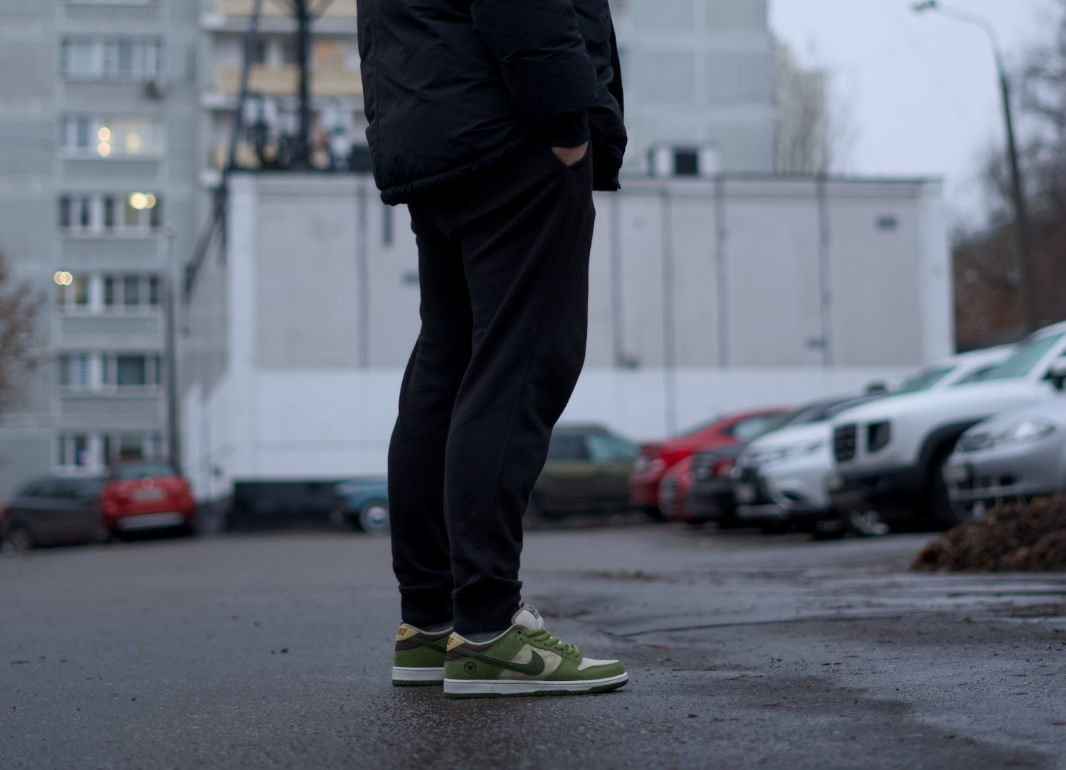 Ненавижу Nike, точнее никогда его не любил, но есть экземпляры, которые мне заходят. Модель, конечно, заезженная, как покрышка от местного тазика, но в данном случае мне зашло крутое сочетание цветов. Yuto Horigome x Nike SB Dunk Low - это коллаборация с японским олимпийским чемпионом по скейтбордингу Юто Хоригомэ Ненавижу Nike, точнее никогда его не любил, но есть экземпляры, которые мне заходят. Модель, конечно, заезженная, как покрышка от местного тазика, но в данном случае мне зашло крутое сочетание цветов. Yuto Horigome x Nike SB Dunk Low - это коллаборация с японским олимпийским чемпионом по скейтбордингу Юто Хоригомэ
