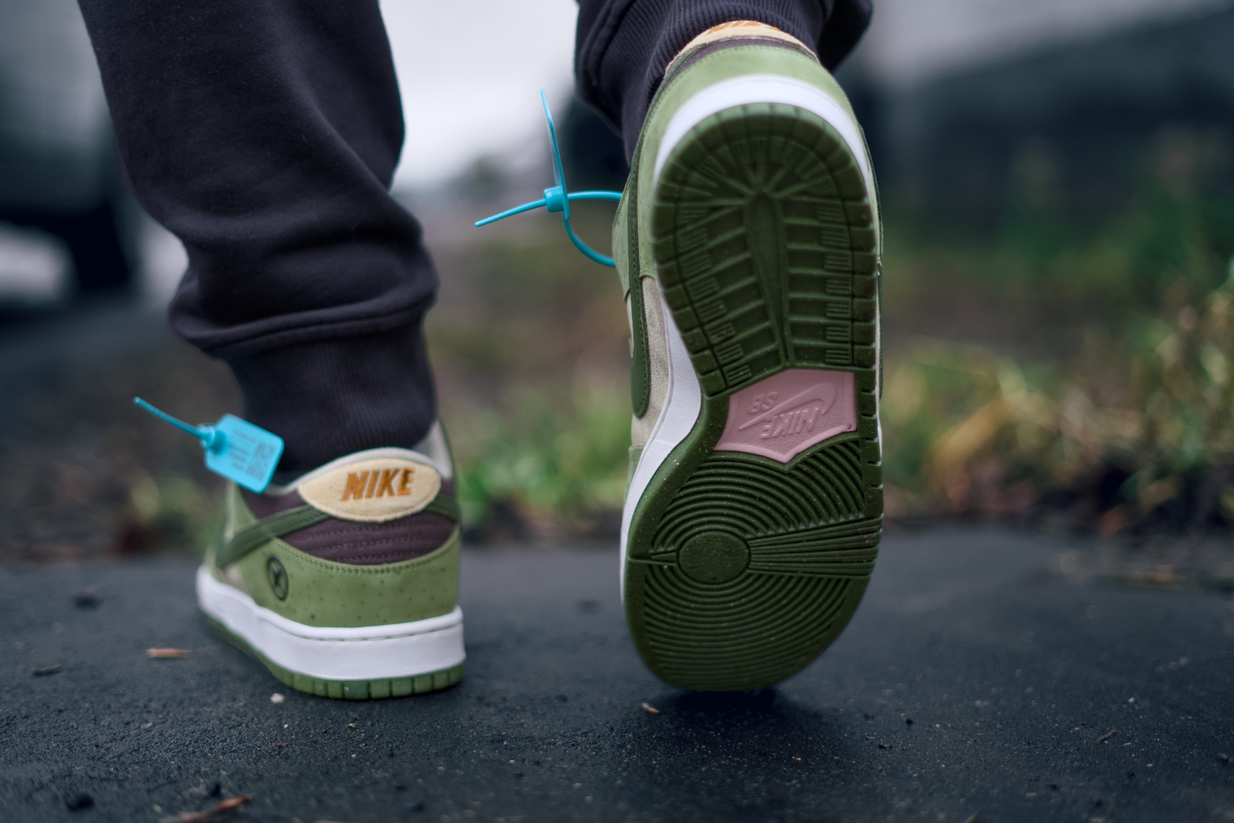 Ненавижу Nike, точнее никогда его не любил, но есть экземпляры, которые мне заходят. Модель, конечно, заезженная, как покрышка от местного тазика, но в данном случае мне зашло крутое сочетание цветов. Yuto Horigome x Nike SB Dunk Low - это коллаборация с японским олимпийским чемпионом по скейтбордингу Юто Хоригомэ Ненавижу Nike, точнее никогда его не любил, но есть экземпляры, которые мне заходят. Модель, конечно, заезженная, как покрышка от местного тазика, но в данном случае мне зашло крутое сочетание цветов. Yuto Horigome x Nike SB Dunk Low - это коллаборация с японским олимпийским чемпионом по скейтбордингу Юто Хоригомэ