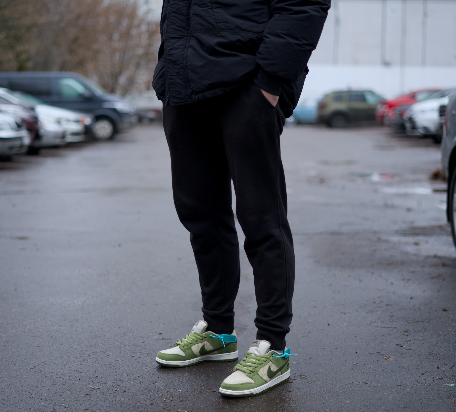 Ненавижу Nike, точнее никогда его не любил, но есть экземпляры, которые мне заходят. Модель, конечно, заезженная, как покрышка от местного тазика, но в данном случае мне зашло крутое сочетание цветов. Yuto Horigome x Nike SB Dunk Low - это коллаборация с японским олимпийским чемпионом по скейтбордингу Юто Хоригомэ Ненавижу Nike, точнее никогда его не любил, но есть экземпляры, которые мне заходят. Модель, конечно, заезженная, как покрышка от местного тазика, но в данном случае мне зашло крутое сочетание цветов. Yuto Horigome x Nike SB Dunk Low - это коллаборация с японским олимпийским чемпионом по скейтбордингу Юто Хоригомэ