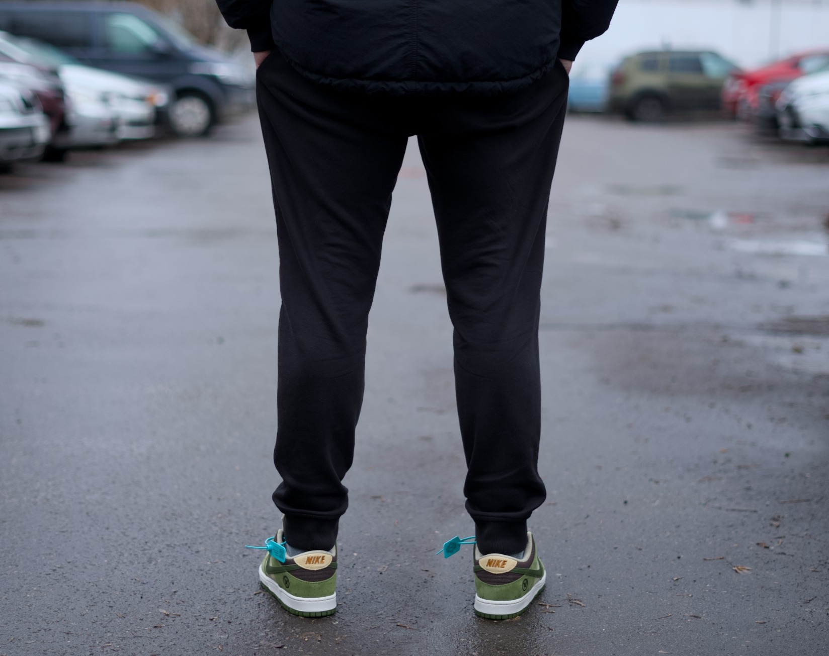 Ненавижу Nike, точнее никогда его не любил, но есть экземпляры, которые мне заходят. Модель, конечно, заезженная, как покрышка от местного тазика, но в данном случае мне зашло крутое сочетание цветов. Yuto Horigome x Nike SB Dunk Low - это коллаборация с японским олимпийским чемпионом по скейтбордингу Юто Хоригомэ Ненавижу Nike, точнее никогда его не любил, но есть экземпляры, которые мне заходят. Модель, конечно, заезженная, как покрышка от местного тазика, но в данном случае мне зашло крутое сочетание цветов. Yuto Horigome x Nike SB Dunk Low - это коллаборация с японским олимпийским чемпионом по скейтбордингу Юто Хоригомэ