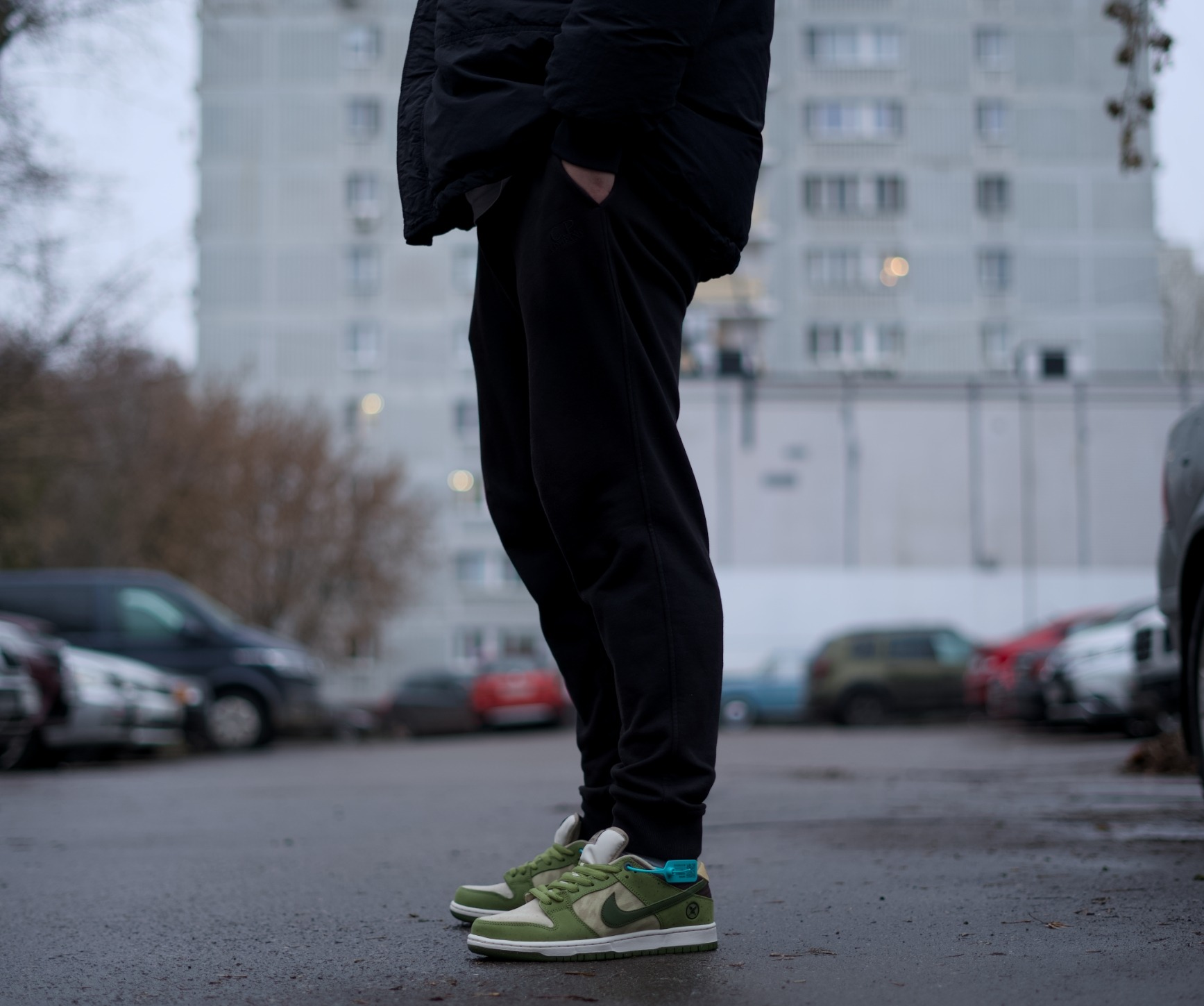 Ненавижу Nike, точнее никогда его не любил, но есть экземпляры, которые мне заходят. Модель, конечно, заезженная, как покрышка от местного тазика, но в данном случае мне зашло крутое сочетание цветов. Yuto Horigome x Nike SB Dunk Low - это коллаборация с японским олимпийским чемпионом по скейтбордингу Юто Хоригомэ Ненавижу Nike, точнее никогда его не любил, но есть экземпляры, которые мне заходят. Модель, конечно, заезженная, как покрышка от местного тазика, но в данном случае мне зашло крутое сочетание цветов. Yuto Horigome x Nike SB Dunk Low - это коллаборация с японским олимпийским чемпионом по скейтбордингу Юто Хоригомэ