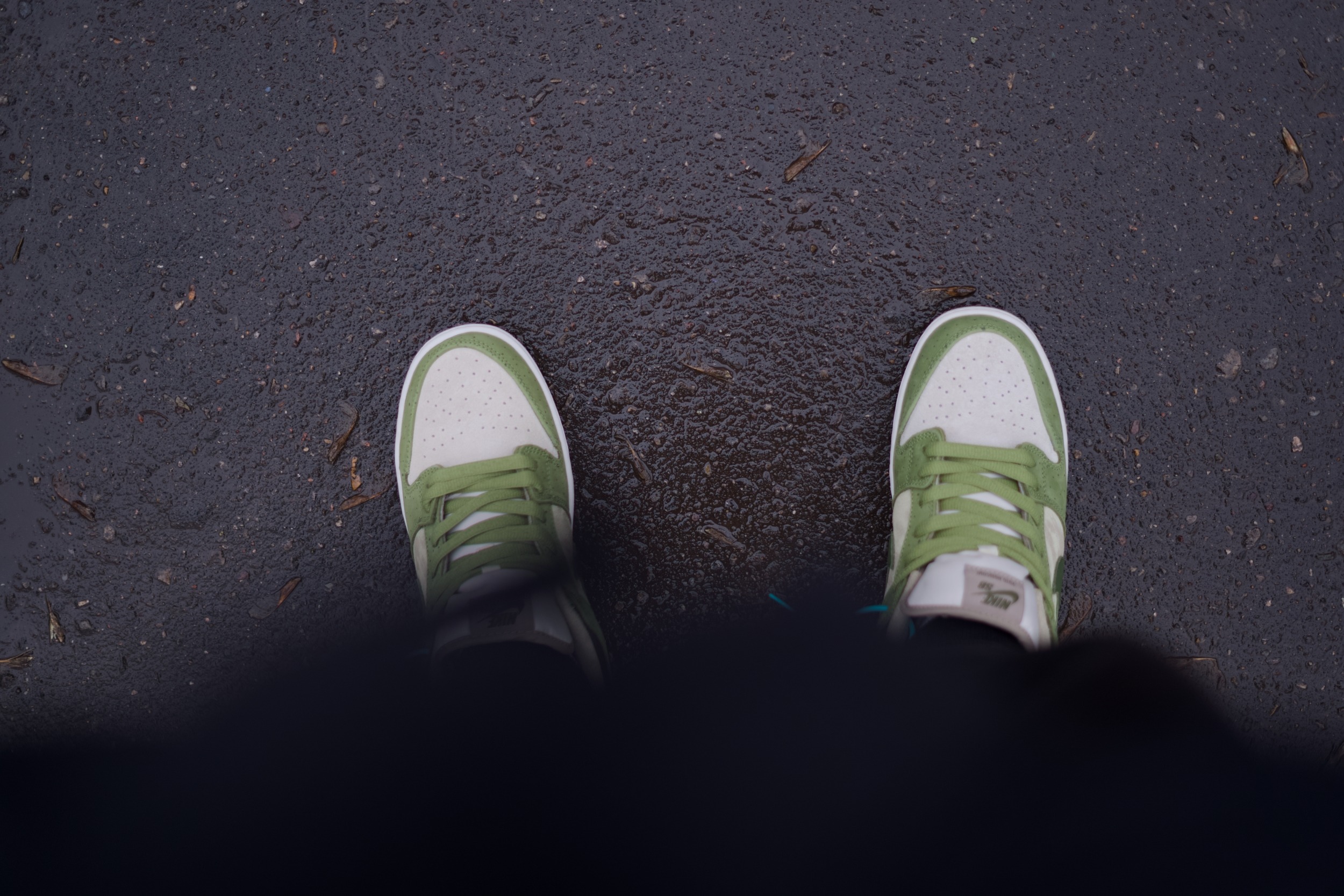 Ненавижу Nike, точнее никогда его не любил, но есть экземпляры, которые мне заходят. Модель, конечно, заезженная, как покрышка от местного тазика, но в данном случае мне зашло крутое сочетание цветов. Yuto Horigome x Nike SB Dunk Low - это коллаборация с японским олимпийским чемпионом по скейтбордингу Юто Хоригомэ Ненавижу Nike, точнее никогда его не любил, но есть экземпляры, которые мне заходят. Модель, конечно, заезженная, как покрышка от местного тазика, но в данном случае мне зашло крутое сочетание цветов. Yuto Horigome x Nike SB Dunk Low - это коллаборация с японским олимпийским чемпионом по скейтбордингу Юто Хоригомэ