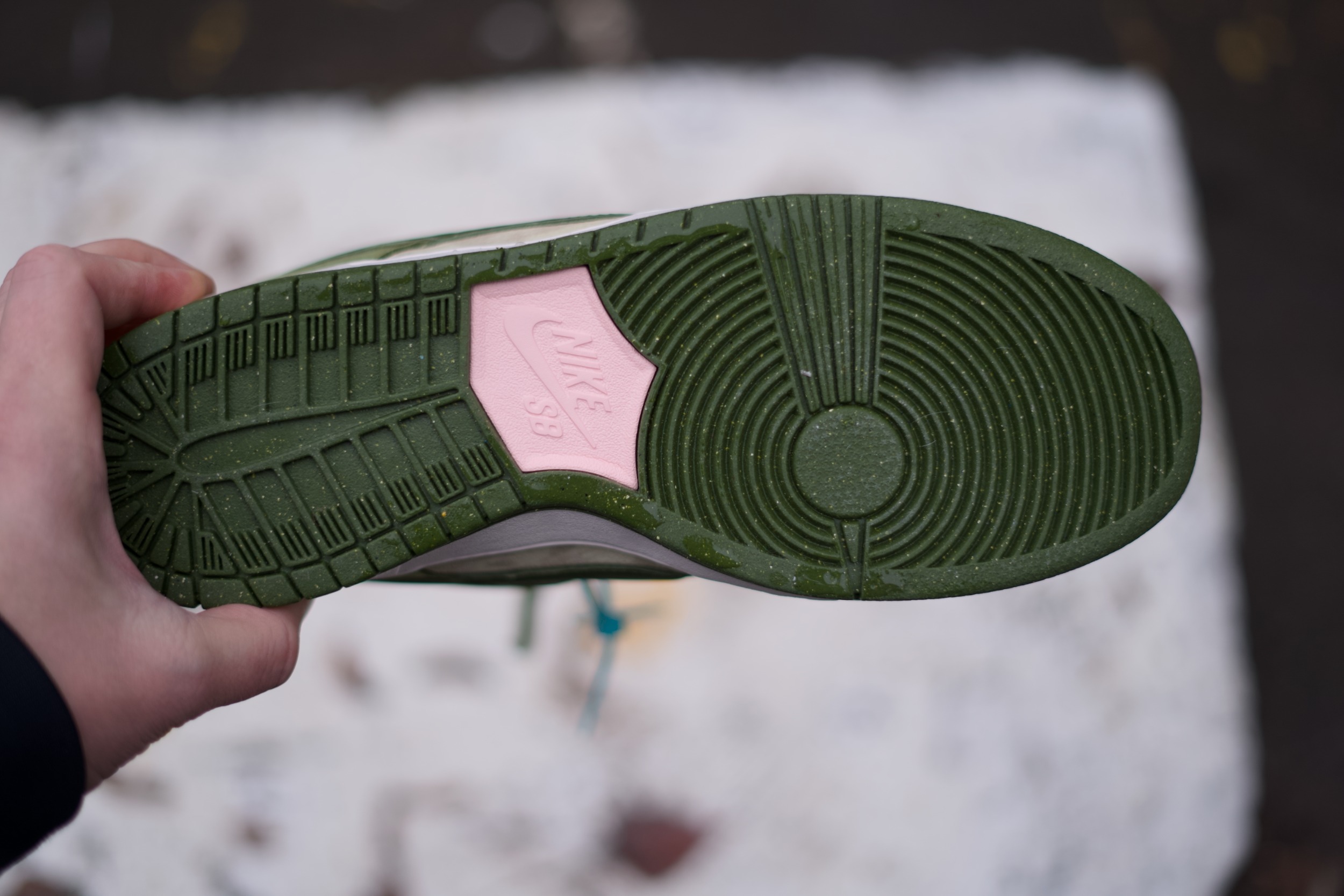 Ненавижу Nike, точнее никогда его не любил, но есть экземпляры, которые мне заходят. Модель, конечно, заезженная, как покрышка от местного тазика, но в данном случае мне зашло крутое сочетание цветов. Yuto Horigome x Nike SB Dunk Low - это коллаборация с японским олимпийским чемпионом по скейтбордингу Юто Хоригомэ Ненавижу Nike, точнее никогда его не любил, но есть экземпляры, которые мне заходят. Модель, конечно, заезженная, как покрышка от местного тазика, но в данном случае мне зашло крутое сочетание цветов. Yuto Horigome x Nike SB Dunk Low - это коллаборация с японским олимпийским чемпионом по скейтбордингу Юто Хоригомэ