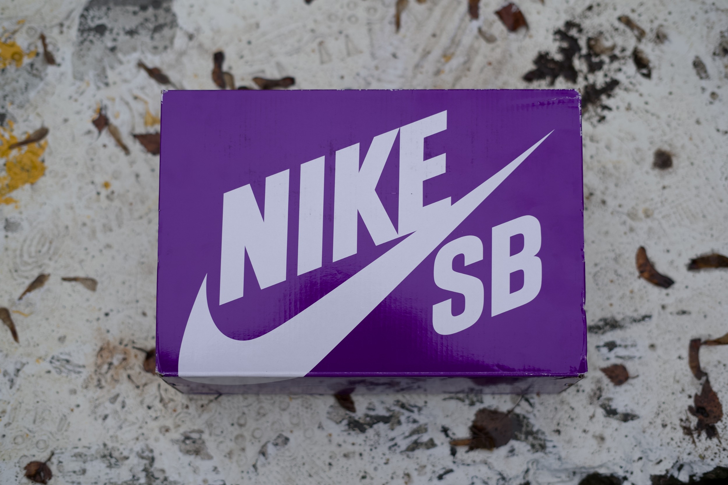 Ненавижу Nike, точнее никогда его не любил, но есть экземпляры, которые мне заходят. Модель, конечно, заезженная, как покрышка от местного тазика, но в данном случае мне зашло крутое сочетание цветов. Yuto Horigome x Nike SB Dunk Low - это коллаборация с японским олимпийским чемпионом по скейтбордингу Юто Хоригомэ Ненавижу Nike, точнее никогда его не любил, но есть экземпляры, которые мне заходят. Модель, конечно, заезженная, как покрышка от местного тазика, но в данном случае мне зашло крутое сочетание цветов. Yuto Horigome x Nike SB Dunk Low - это коллаборация с японским олимпийским чемпионом по скейтбордингу Юто Хоригомэ