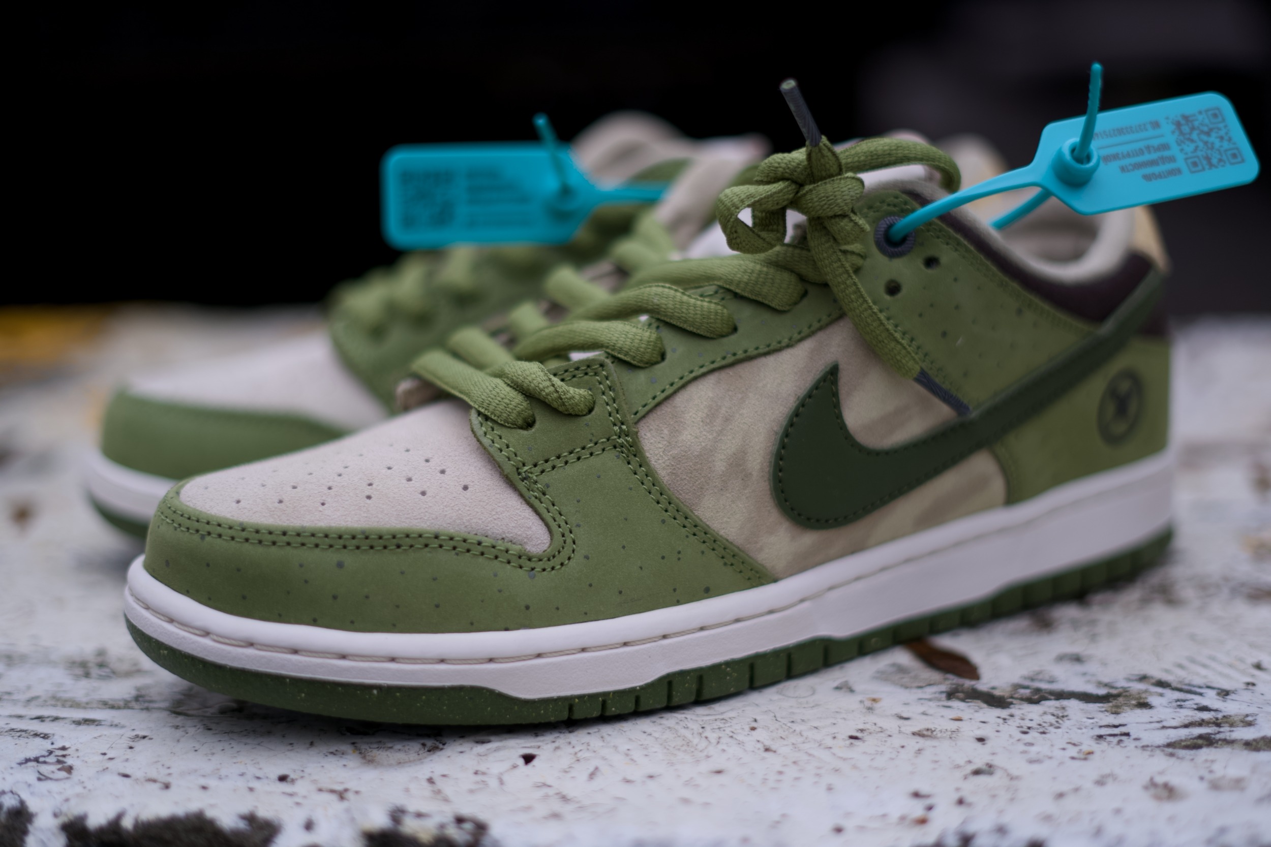 Ненавижу Nike, точнее никогда его не любил, но есть экземпляры, которые мне заходят. Модель, конечно, заезженная, как покрышка от местного тазика, но в данном случае мне зашло крутое сочетание цветов. Yuto Horigome x Nike SB Dunk Low - это коллаборация с японским олимпийским чемпионом по скейтбордингу Юто Хоригомэ Ненавижу Nike, точнее никогда его не любил, но есть экземпляры, которые мне заходят. Модель, конечно, заезженная, как покрышка от местного тазика, но в данном случае мне зашло крутое сочетание цветов. Yuto Horigome x Nike SB Dunk Low - это коллаборация с японским олимпийским чемпионом по скейтбордингу Юто Хоригомэ