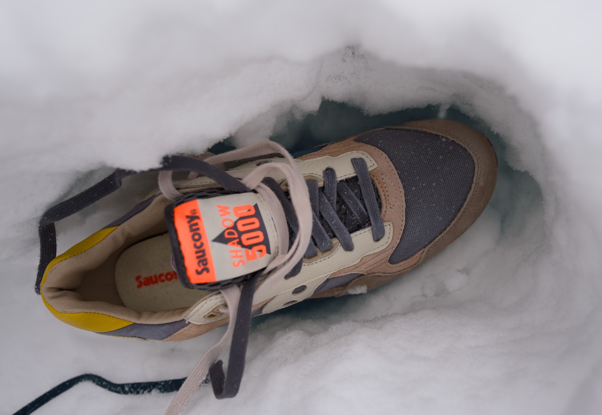 Saucony преследует меня уже много лет, и это у нас взаимно. Shadow 5000, 6000 и Jazz мои вечные фавориты, про которые я уже делал не один обзор. Для тех, кто пропустил, ссылки тут).
В коллекции у меня уже приличное количество расцветок этих моделей. Нет, до Сергея Ветрова - главного сникерхэда Saucony на планете мне, конечно, далеко.