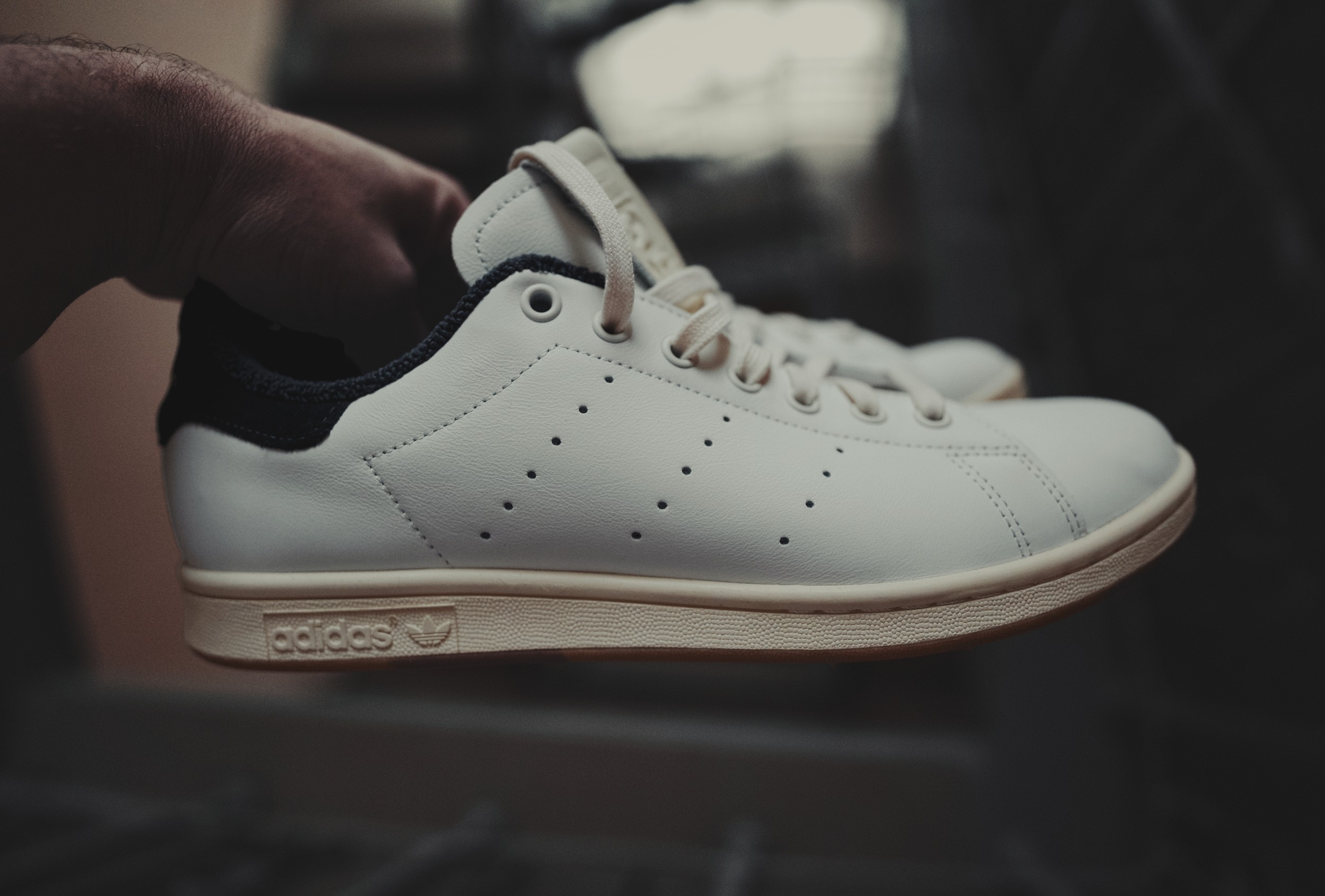 Братва, давно хотел накатать небольшой обзор на adidas Stan Smith. Казалось бы, ну что тут писать: белые кеды, которые знают все. Но версий у этой модели развелось столько, что впору отдельную энциклопедию издавать. Так что давайте разберёмся, что к чему. Братва, давно хотел накатать небольшой обзор на adidas Stan Smith. Казалось бы, ну что тут писать: белые кеды, которые знают все. Но версий у этой модели развелось столько, что впору отдельную энциклопедию издавать. Так что давайте разберёмся, что к чему.
