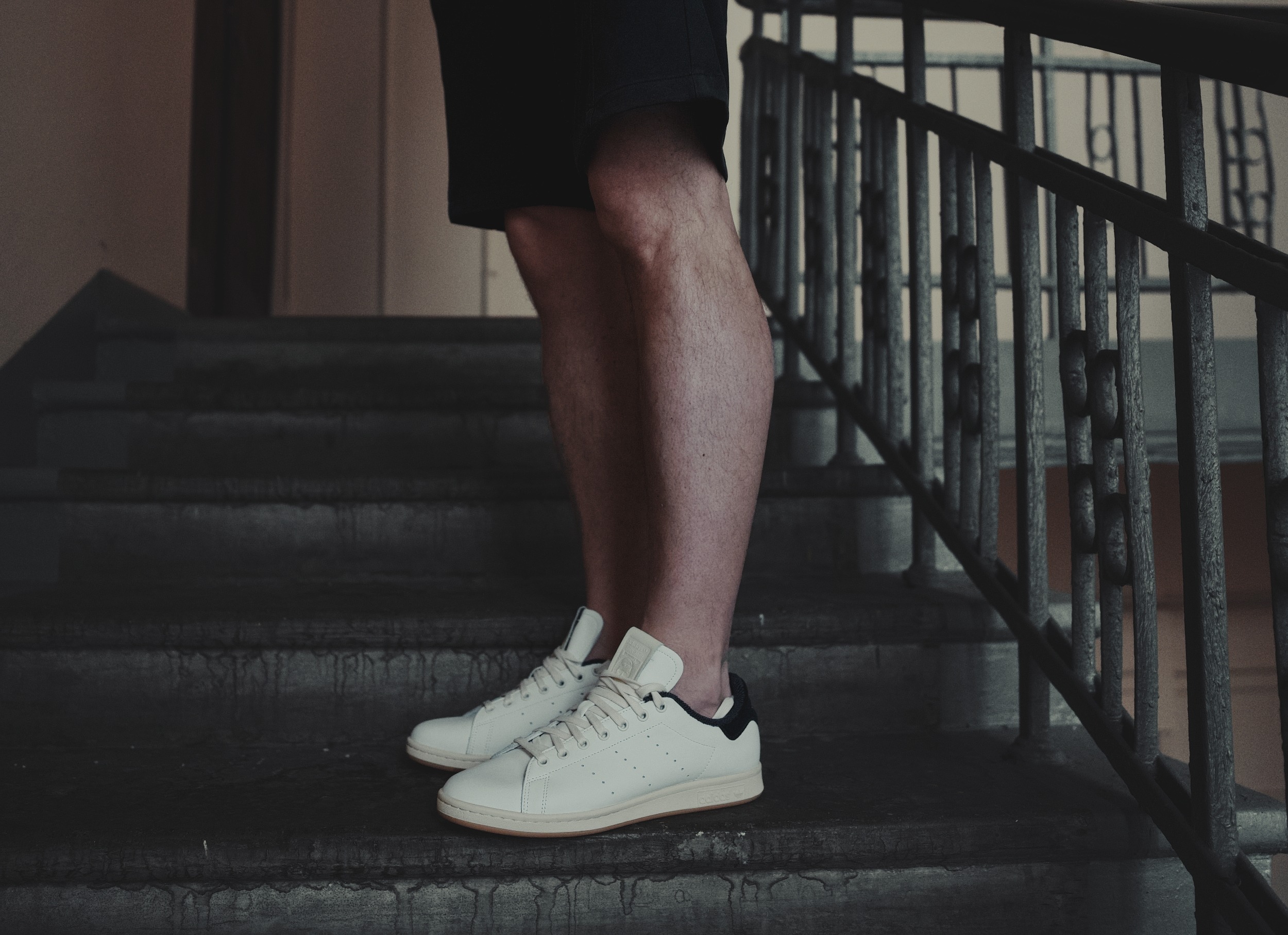 Братва, давно хотел накатать небольшой обзор на adidas Stan Smith. Казалось бы, ну что тут писать: белые кеды, которые знают все. Но версий у этой модели развелось столько, что впору отдельную энциклопедию издавать. Так что давайте разберёмся, что к чему. Братва, давно хотел накатать небольшой обзор на adidas Stan Smith. Казалось бы, ну что тут писать: белые кеды, которые знают все. Но версий у этой модели развелось столько, что впору отдельную энциклопедию издавать. Так что давайте разберёмся, что к чему.