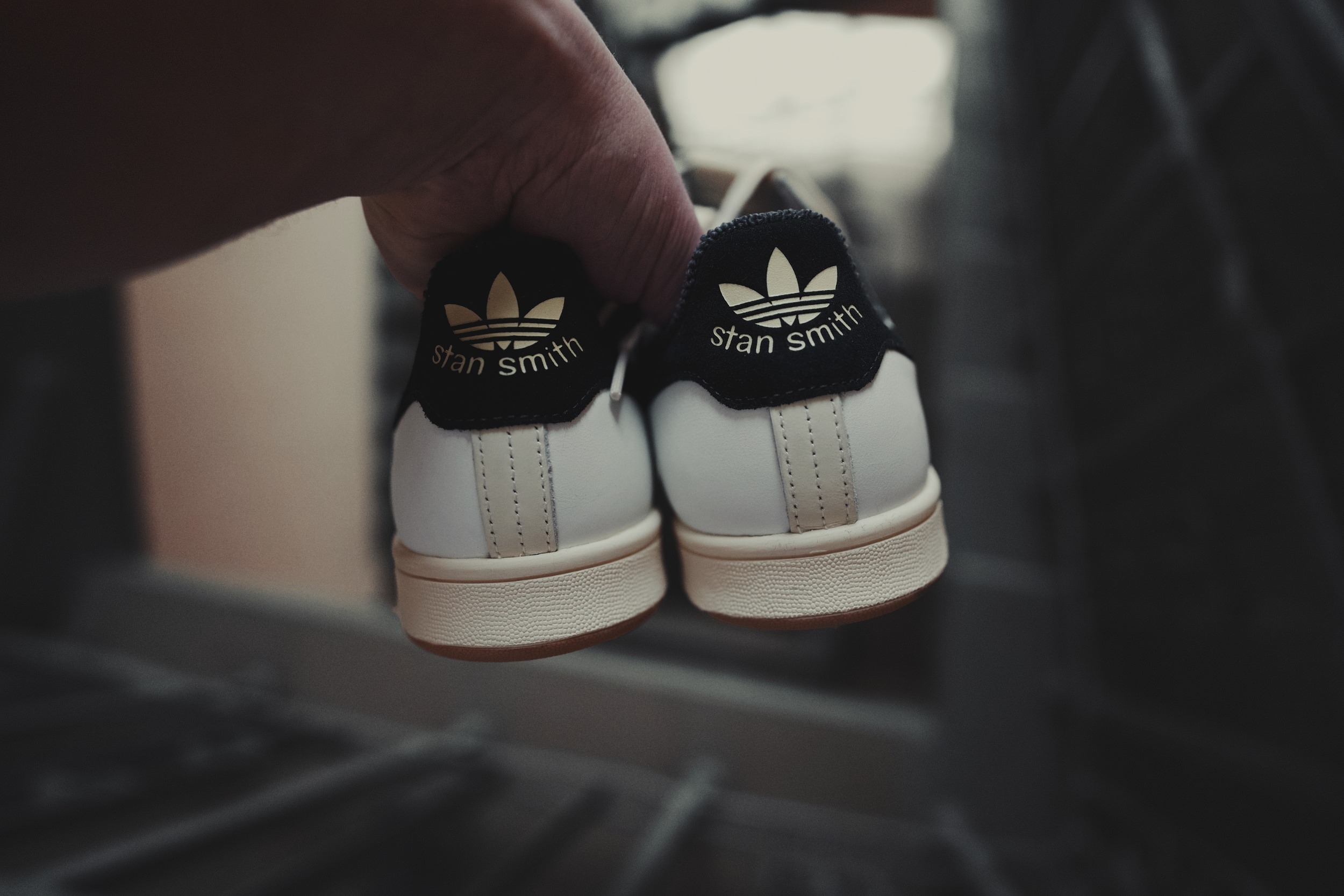 Братва, давно хотел накатать небольшой обзор на adidas Stan Smith. Казалось бы, ну что тут писать: белые кеды, которые знают все. Но версий у этой модели развелось столько, что впору отдельную энциклопедию издавать. Так что давайте разберёмся, что к чему. Братва, давно хотел накатать небольшой обзор на adidas Stan Smith. Казалось бы, ну что тут писать: белые кеды, которые знают все. Но версий у этой модели развелось столько, что впору отдельную энциклопедию издавать. Так что давайте разберёмся, что к чему.
