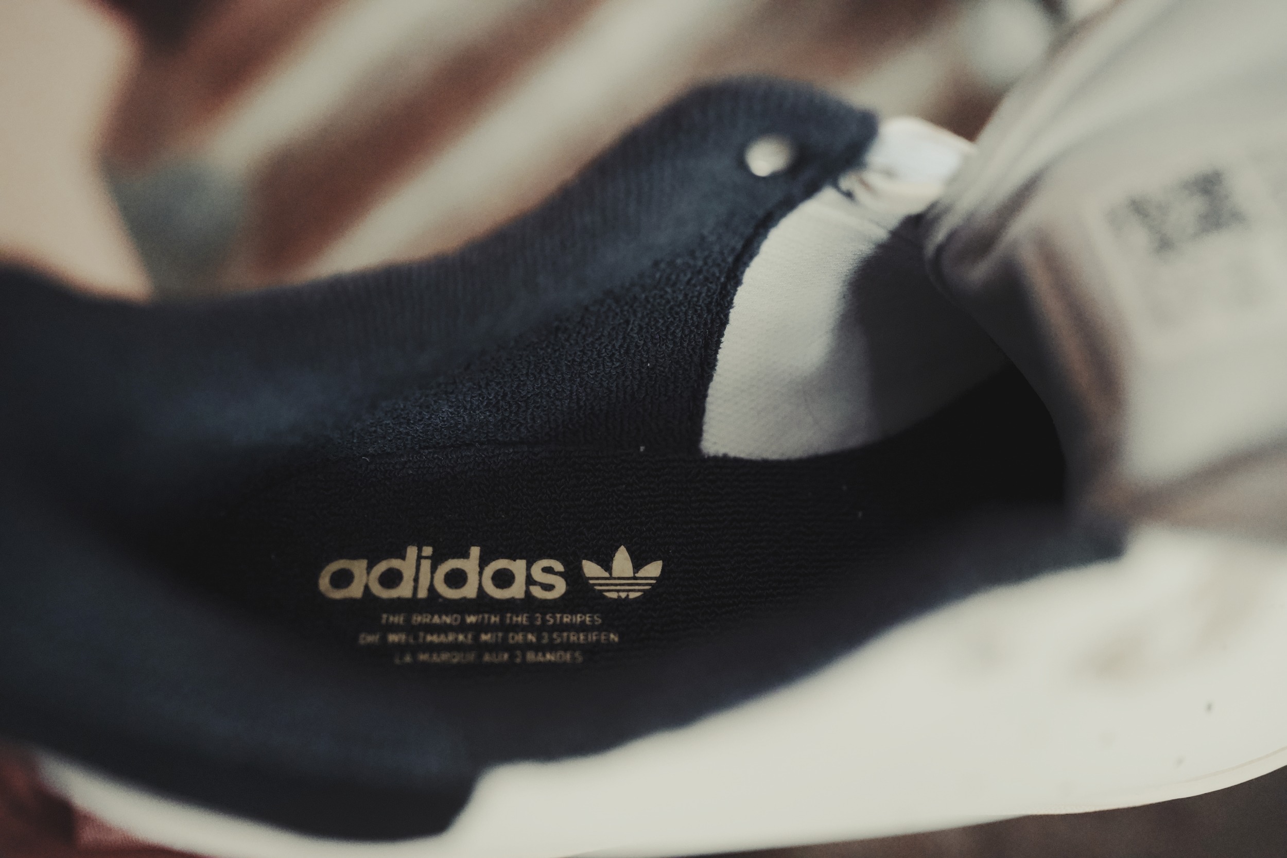 Братва, давно хотел накатать небольшой обзор на adidas Stan Smith. Казалось бы, ну что тут писать: белые кеды, которые знают все. Но версий у этой модели развелось столько, что впору отдельную энциклопедию издавать. Так что давайте разберёмся, что к чему. Братва, давно хотел накатать небольшой обзор на adidas Stan Smith. Казалось бы, ну что тут писать: белые кеды, которые знают все. Но версий у этой модели развелось столько, что впору отдельную энциклопедию издавать. Так что давайте разберёмся, что к чему.