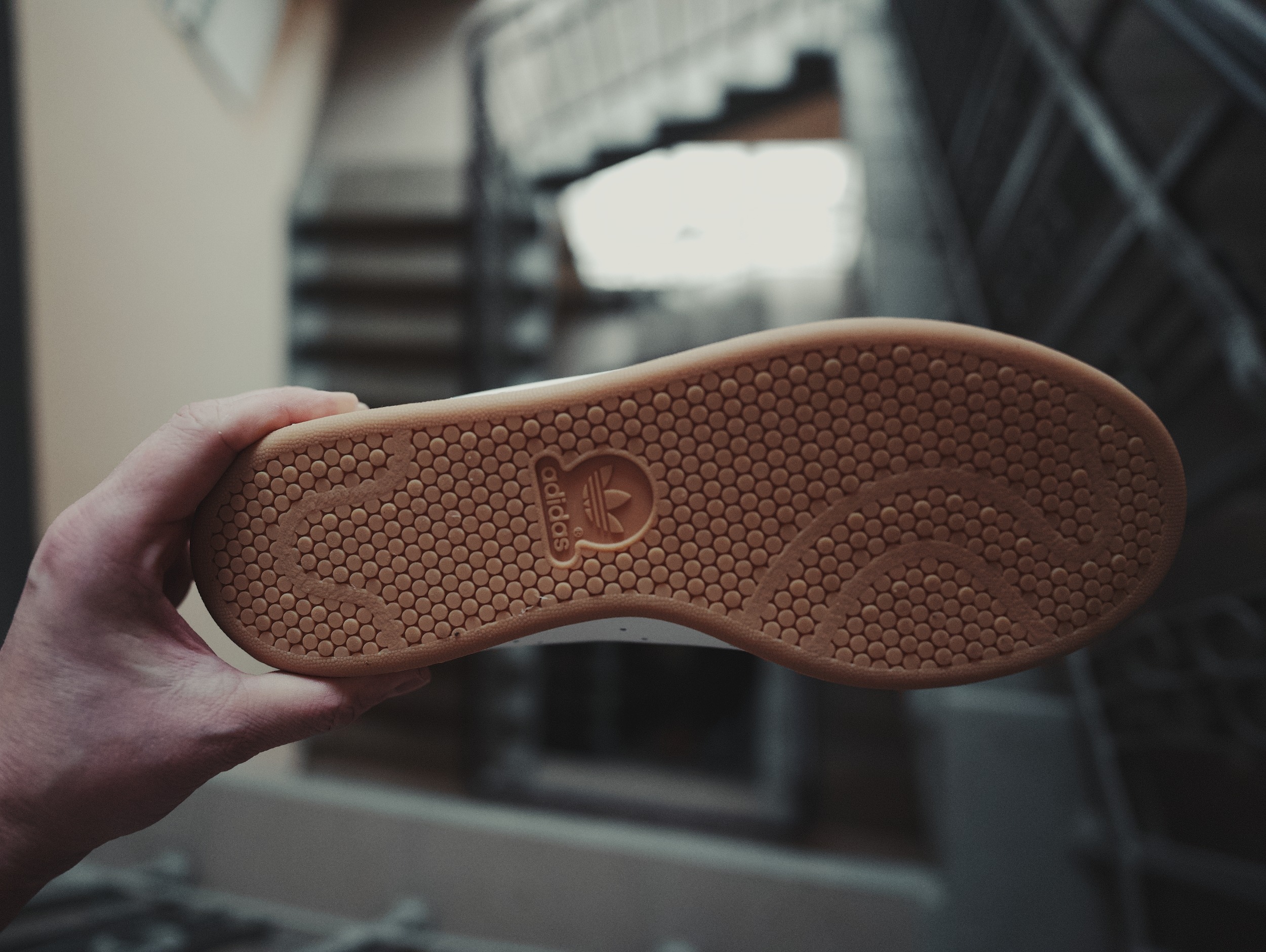Братва, давно хотел накатать небольшой обзор на adidas Stan Smith. Казалось бы, ну что тут писать: белые кеды, которые знают все. Но версий у этой модели развелось столько, что впору отдельную энциклопедию издавать. Так что давайте разберёмся, что к чему. Братва, давно хотел накатать небольшой обзор на adidas Stan Smith. Казалось бы, ну что тут писать: белые кеды, которые знают все. Но версий у этой модели развелось столько, что впору отдельную энциклопедию издавать. Так что давайте разберёмся, что к чему.
