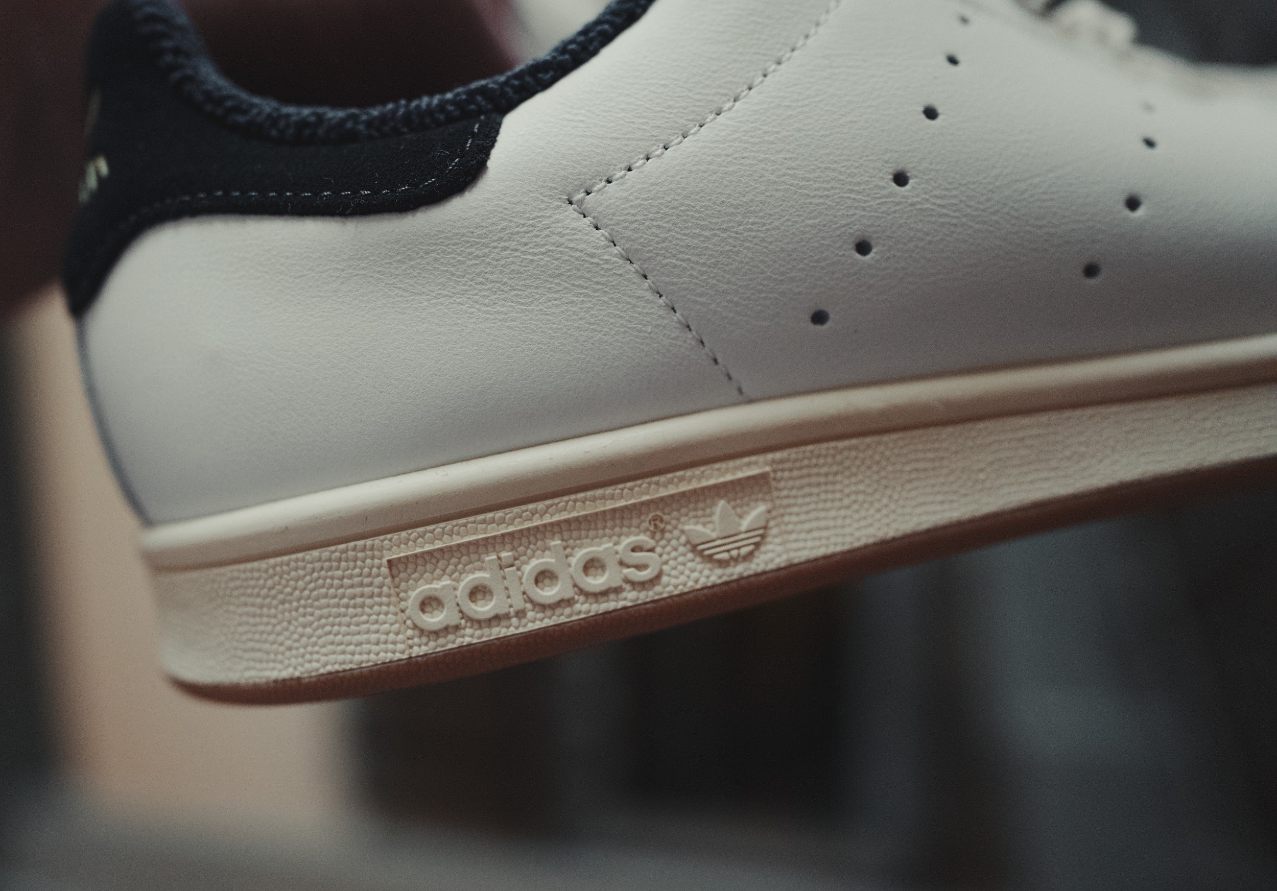Братва, давно хотел накатать небольшой обзор на adidas Stan Smith. Казалось бы, ну что тут писать: белые кеды, которые знают все. Но версий у этой модели развелось столько, что впору отдельную энциклопедию издавать. Так что давайте разберёмся, что к чему. Братва, давно хотел накатать небольшой обзор на adidas Stan Smith. Казалось бы, ну что тут писать: белые кеды, которые знают все. Но версий у этой модели развелось столько, что впору отдельную энциклопедию издавать. Так что давайте разберёмся, что к чему.