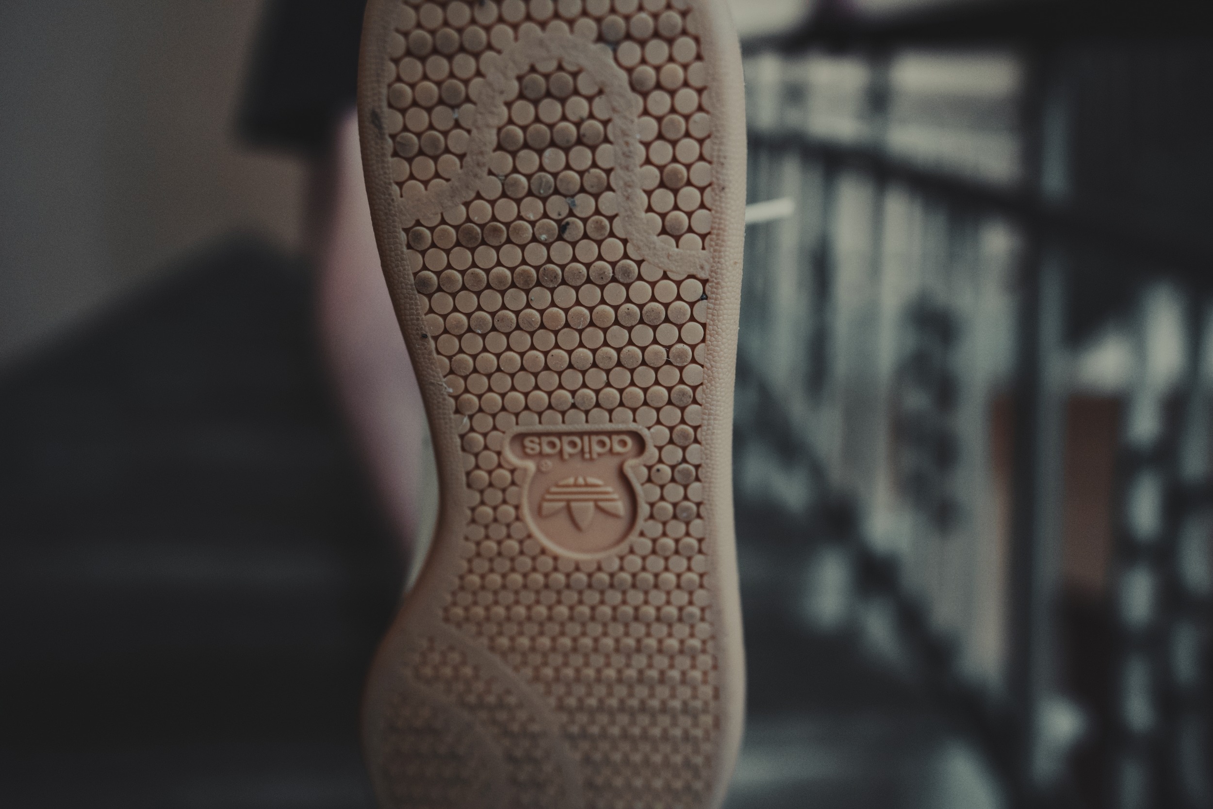 Братва, давно хотел накатать небольшой обзор на adidas Stan Smith. Казалось бы, ну что тут писать: белые кеды, которые знают все. Но версий у этой модели развелось столько, что впору отдельную энциклопедию издавать. Так что давайте разберёмся, что к чему. Братва, давно хотел накатать небольшой обзор на adidas Stan Smith. Казалось бы, ну что тут писать: белые кеды, которые знают все. Но версий у этой модели развелось столько, что впору отдельную энциклопедию издавать. Так что давайте разберёмся, что к чему.