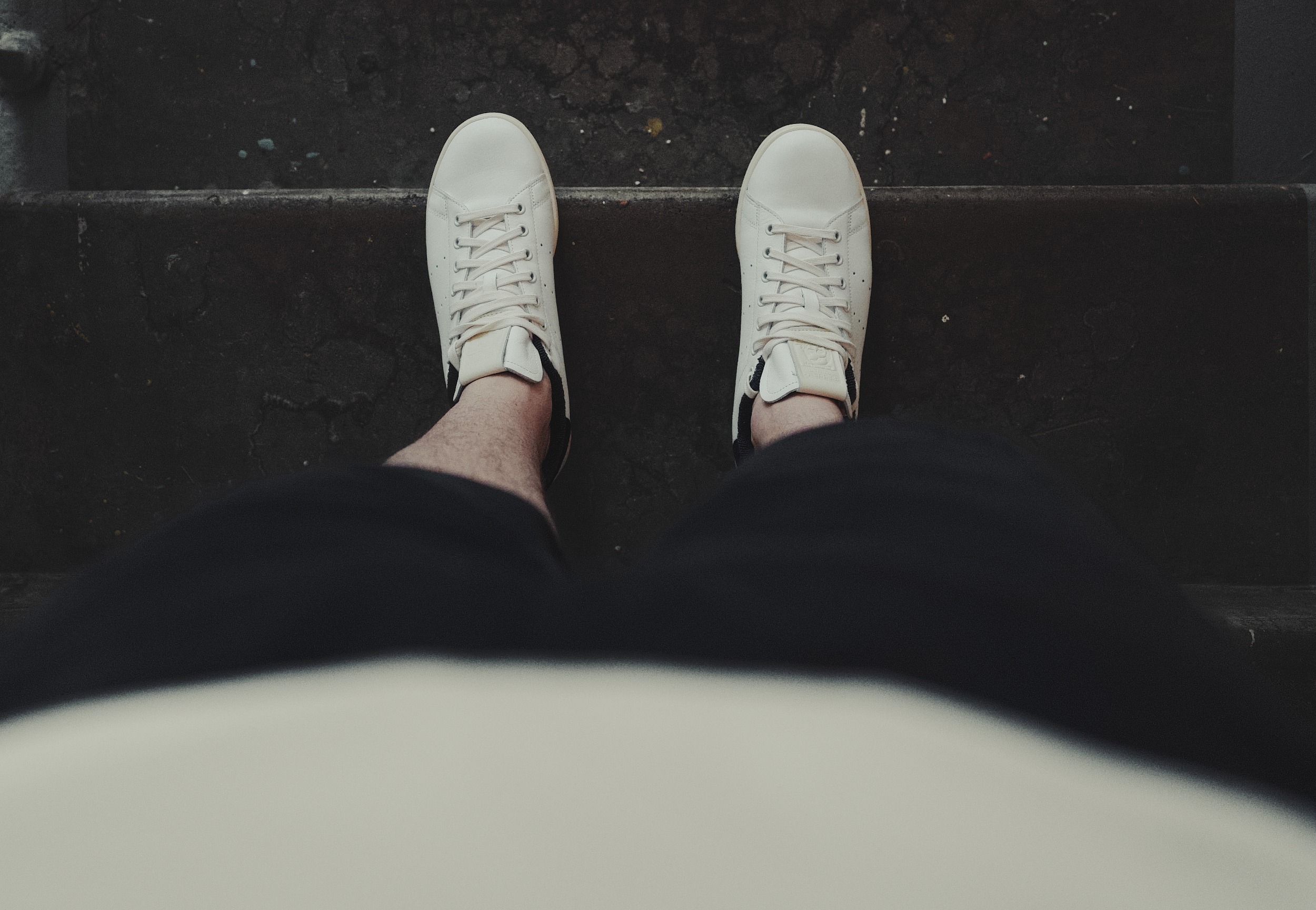 Братва, давно хотел накатать небольшой обзор на adidas Stan Smith. Казалось бы, ну что тут писать: белые кеды, которые знают все. Но версий у этой модели развелось столько, что впору отдельную энциклопедию издавать. Так что давайте разберёмся, что к чему. Братва, давно хотел накатать небольшой обзор на adidas Stan Smith. Казалось бы, ну что тут писать: белые кеды, которые знают все. Но версий у этой модели развелось столько, что впору отдельную энциклопедию издавать. Так что давайте разберёмся, что к чему.