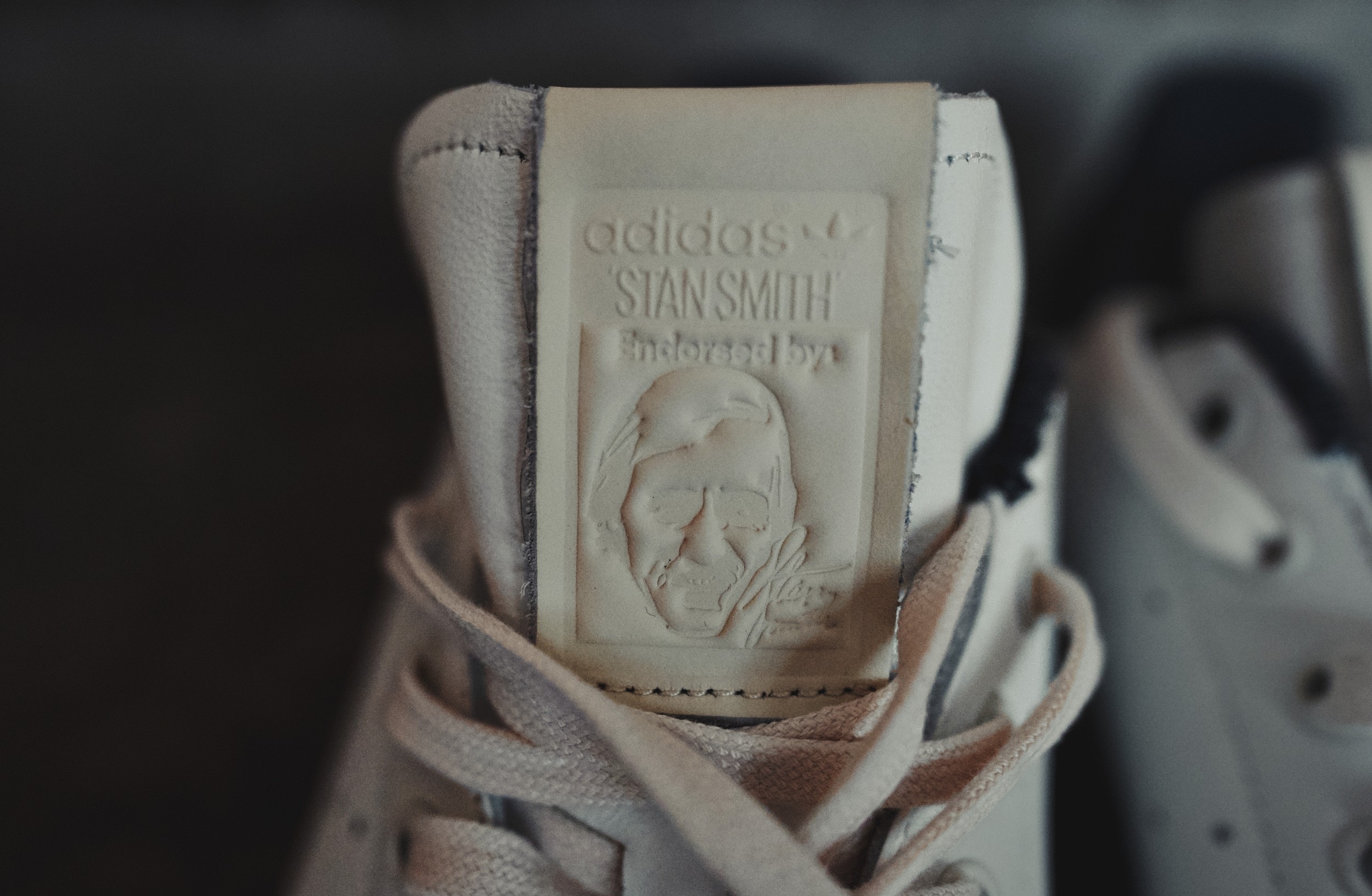 Братва, давно хотел накатать небольшой обзор на adidas Stan Smith. Казалось бы, ну что тут писать: белые кеды, которые знают все. Но версий у этой модели развелось столько, что впору отдельную энциклопедию издавать. Так что давайте разберёмся, что к чему. Братва, давно хотел накатать небольшой обзор на adidas Stan Smith. Казалось бы, ну что тут писать: белые кеды, которые знают все. Но версий у этой модели развелось столько, что впору отдельную энциклопедию издавать. Так что давайте разберёмся, что к чему.