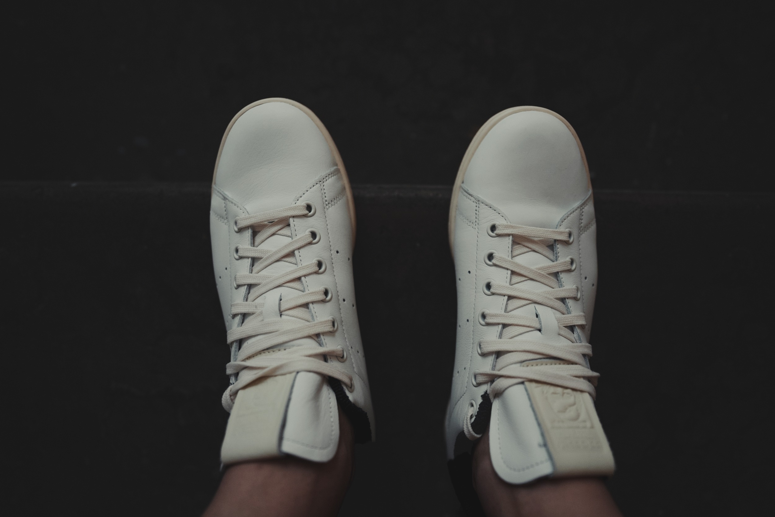 Братва, давно хотел накатать небольшой обзор на adidas Stan Smith. Казалось бы, ну что тут писать: белые кеды, которые знают все. Но версий у этой модели развелось столько, что впору отдельную энциклопедию издавать. Так что давайте разберёмся, что к чему. Братва, давно хотел накатать небольшой обзор на adidas Stan Smith. Казалось бы, ну что тут писать: белые кеды, которые знают все. Но версий у этой модели развелось столько, что впору отдельную энциклопедию издавать. Так что давайте разберёмся, что к чему.
