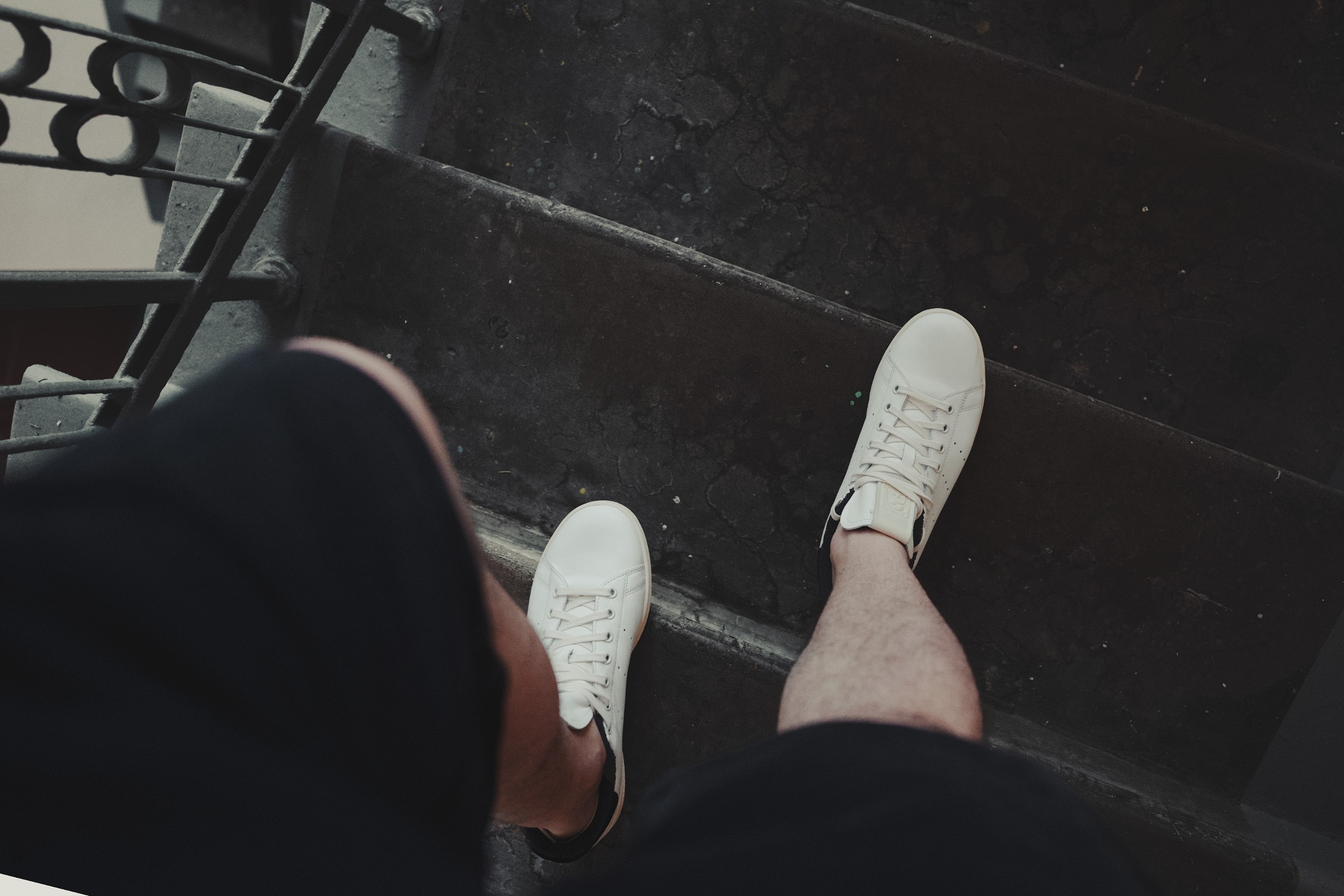 Братва, давно хотел накатать небольшой обзор на adidas Stan Smith. Казалось бы, ну что тут писать: белые кеды, которые знают все. Но версий у этой модели развелось столько, что впору отдельную энциклопедию издавать. Так что давайте разберёмся, что к чему. Братва, давно хотел накатать небольшой обзор на adidas Stan Smith. Казалось бы, ну что тут писать: белые кеды, которые знают все. Но версий у этой модели развелось столько, что впору отдельную энциклопедию издавать. Так что давайте разберёмся, что к чему.
