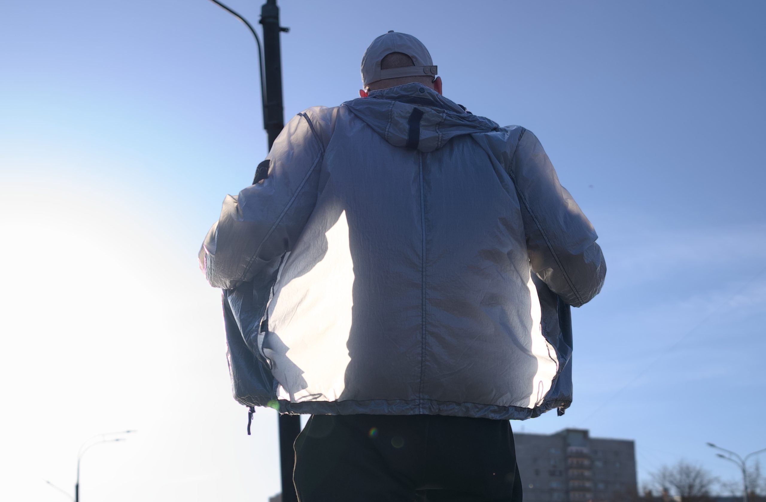 Ну что, братва! Писал я недавно про серебро, а теперь Москва растопилась до +13, так что настал идеальный момент для активации гардеробного арсенала. Представьте: урбанистический ландшафт, где технологичное серебро переливается, как цифровой мираж, ослепляя прохожих своим четким образом. В фокусе ветровка Stone Island Lucido TC Packable и кроссовки New Balance 610v1 Ну что, братва! Писал я недавно про серебро, а теперь Москва растопилась до +13, так что настал идеальный момент для активации гардеробного арсенала. Представьте: урбанистический ландшафт, где технологичное серебро переливается, как цифровой мираж, ослепляя прохожих своим четким образом. В фокусе ветровка Stone Island Lucido TC Packable и кроссовки New Balance 610v1