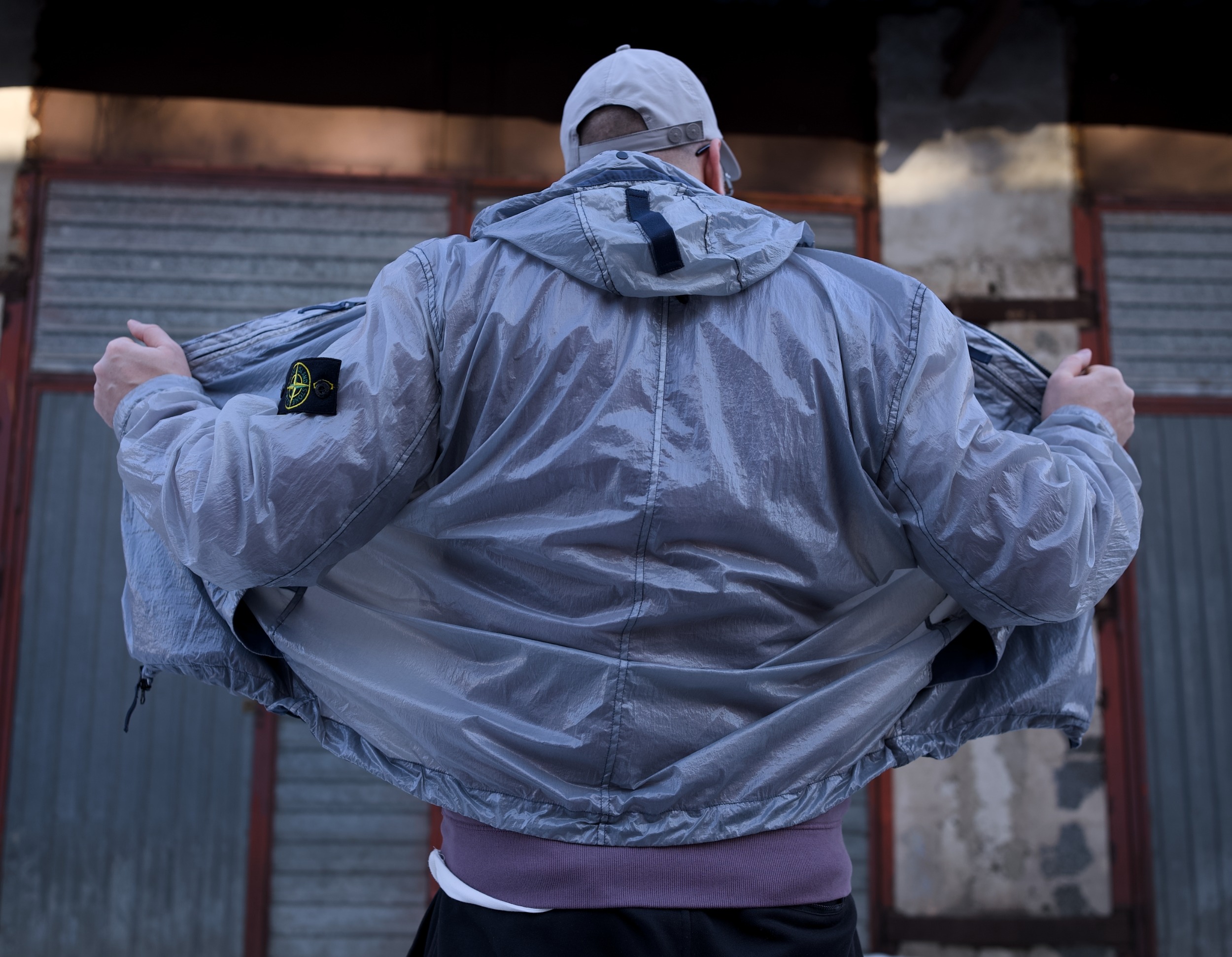 Ну что, братва! Писал я недавно про серебро, а теперь Москва растопилась до +13, так что настал идеальный момент для активации гардеробного арсенала. Представьте: урбанистический ландшафт, где технологичное серебро переливается, как цифровой мираж, ослепляя прохожих своим четким образом. В фокусе ветровка Stone Island Lucido TC Packable и кроссовки New Balance 610v1 Ну что, братва! Писал я недавно про серебро, а теперь Москва растопилась до +13, так что настал идеальный момент для активации гардеробного арсенала. Представьте: урбанистический ландшафт, где технологичное серебро переливается, как цифровой мираж, ослепляя прохожих своим четким образом. В фокусе ветровка Stone Island Lucido TC Packable и кроссовки New Balance 610v1