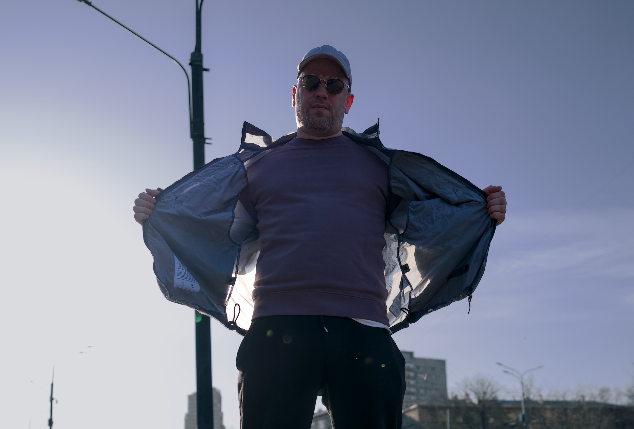 Ну что, братва! Писал я недавно про серебро, а теперь Москва растопилась до +13, так что настал идеальный момент для активации гардеробного арсенала. Представьте: урбанистический ландшафт, где технологичное серебро переливается, как цифровой мираж, ослепляя прохожих своим четким образом. В фокусе ветровка Stone Island Lucido TC Packable и кроссовки New Balance 610v1 Ну что, братва! Писал я недавно про серебро, а теперь Москва растопилась до +13, так что настал идеальный момент для активации гардеробного арсенала. Представьте: урбанистический ландшафт, где технологичное серебро переливается, как цифровой мираж, ослепляя прохожих своим четким образом. В фокусе ветровка Stone Island Lucido TC Packable и кроссовки New Balance 610v1