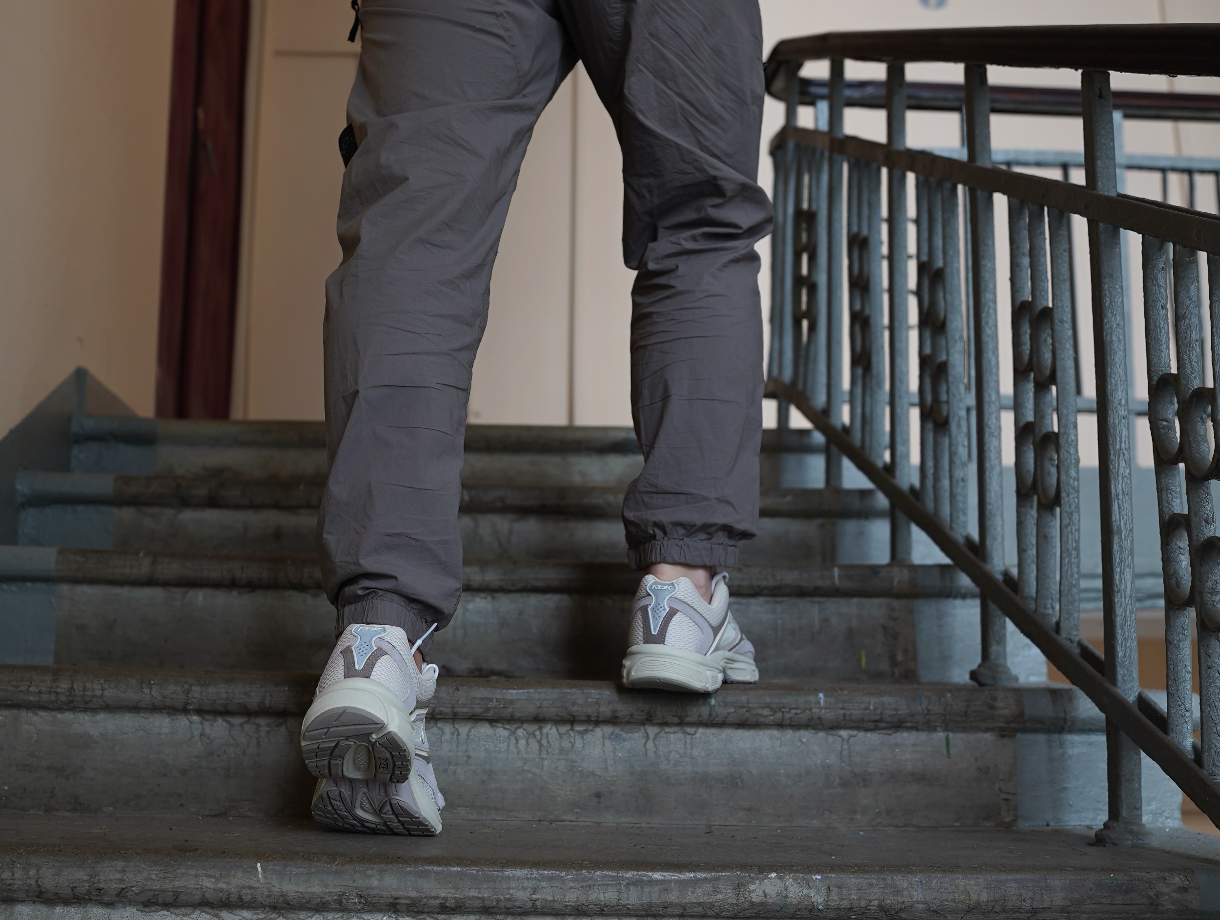 Изучил архитектуру силуэта Reebok Premier Trinity. Дизайн бьёт в нужные точки, поэтому модель отправляется в мою коллекцию.
Силуэт Reebok Premier Trinity - архитектурная реинтерпретация бегового наследия Premier Running Series образца 2006 года. К архитектурному дизайну добавлен инженерный подход, направленный на достижение баланса между сложной структурной эстетикой и утилитарной функцией. Изучил архитектуру силуэта Reebok Premier Trinity. Дизайн бьёт в нужные точки, поэтому модель отправляется в мою коллекцию.
Силуэт Reebok Premier Trinity - архитектурная реинтерпретация бегового наследия Premier Running Series образца 2006 года. К архитектурному дизайну добавлен инженерный подход, направленный на достижение баланса между сложной структурной эстетикой и утилитарной функцией.