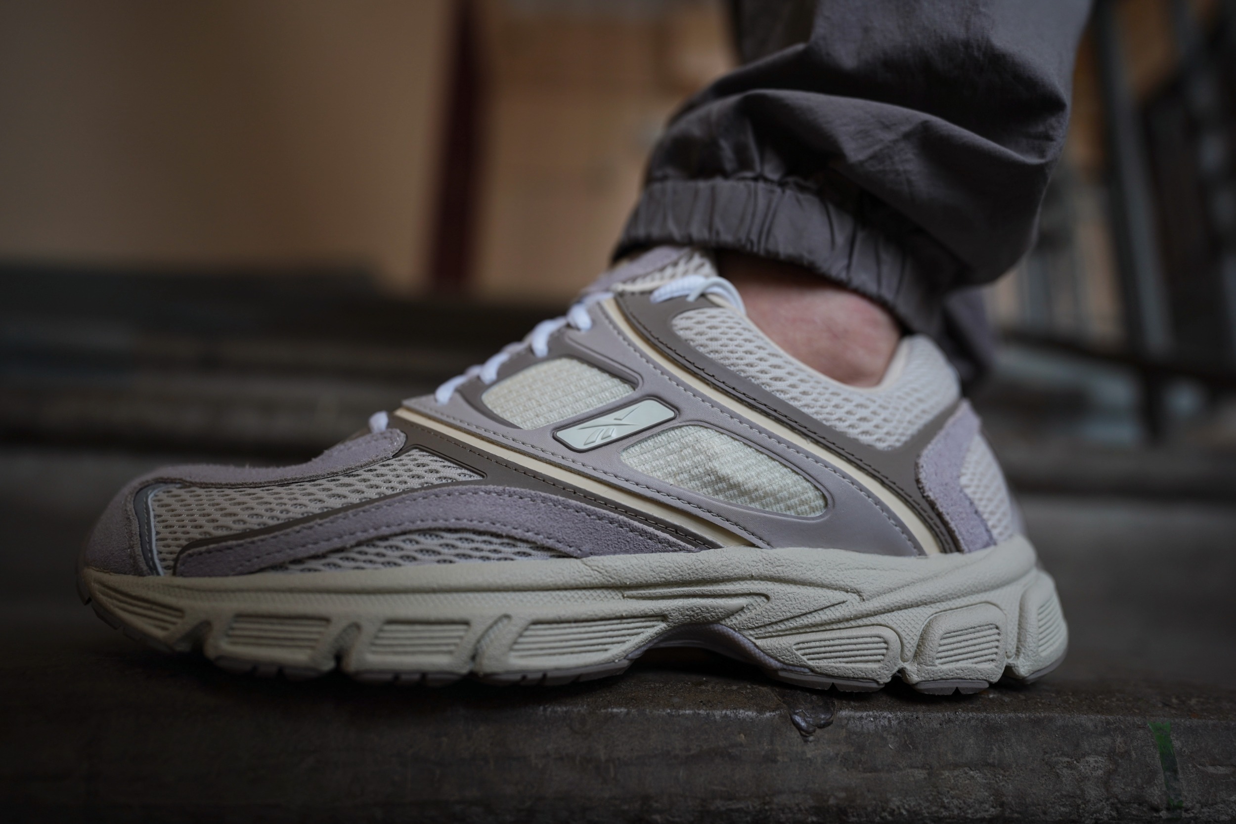 Изучил архитектуру силуэта Reebok Premier Trinity. Дизайн бьёт в нужные точки, поэтому модель отправляется в мою коллекцию.
Силуэт Reebok Premier Trinity - архитектурная реинтерпретация бегового наследия Premier Running Series образца 2006 года. К архитектурному дизайну добавлен инженерный подход, направленный на достижение баланса между сложной структурной эстетикой и утилитарной функцией. Изучил архитектуру силуэта Reebok Premier Trinity. Дизайн бьёт в нужные точки, поэтому модель отправляется в мою коллекцию.
Силуэт Reebok Premier Trinity - архитектурная реинтерпретация бегового наследия Premier Running Series образца 2006 года. К архитектурному дизайну добавлен инженерный подход, направленный на достижение баланса между сложной структурной эстетикой и утилитарной функцией.