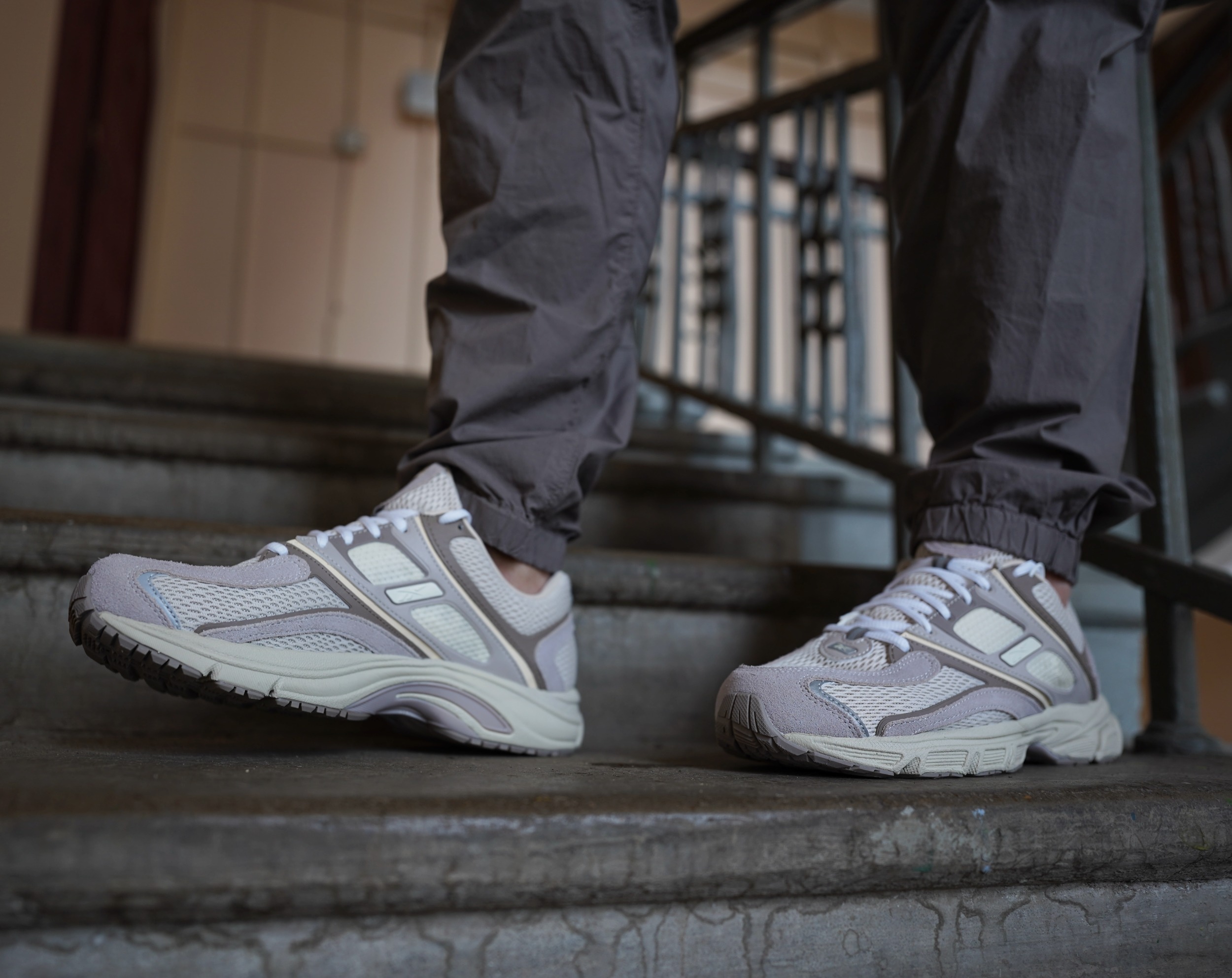 Изучил архитектуру силуэта Reebok Premier Trinity. Дизайн бьёт в нужные точки, поэтому модель отправляется в мою коллекцию.
Силуэт Reebok Premier Trinity - архитектурная реинтерпретация бегового наследия Premier Running Series образца 2006 года. К архитектурному дизайну добавлен инженерный подход, направленный на достижение баланса между сложной структурной эстетикой и утилитарной функцией. Изучил архитектуру силуэта Reebok Premier Trinity. Дизайн бьёт в нужные точки, поэтому модель отправляется в мою коллекцию.
Силуэт Reebok Premier Trinity - архитектурная реинтерпретация бегового наследия Premier Running Series образца 2006 года. К архитектурному дизайну добавлен инженерный подход, направленный на достижение баланса между сложной структурной эстетикой и утилитарной функцией.