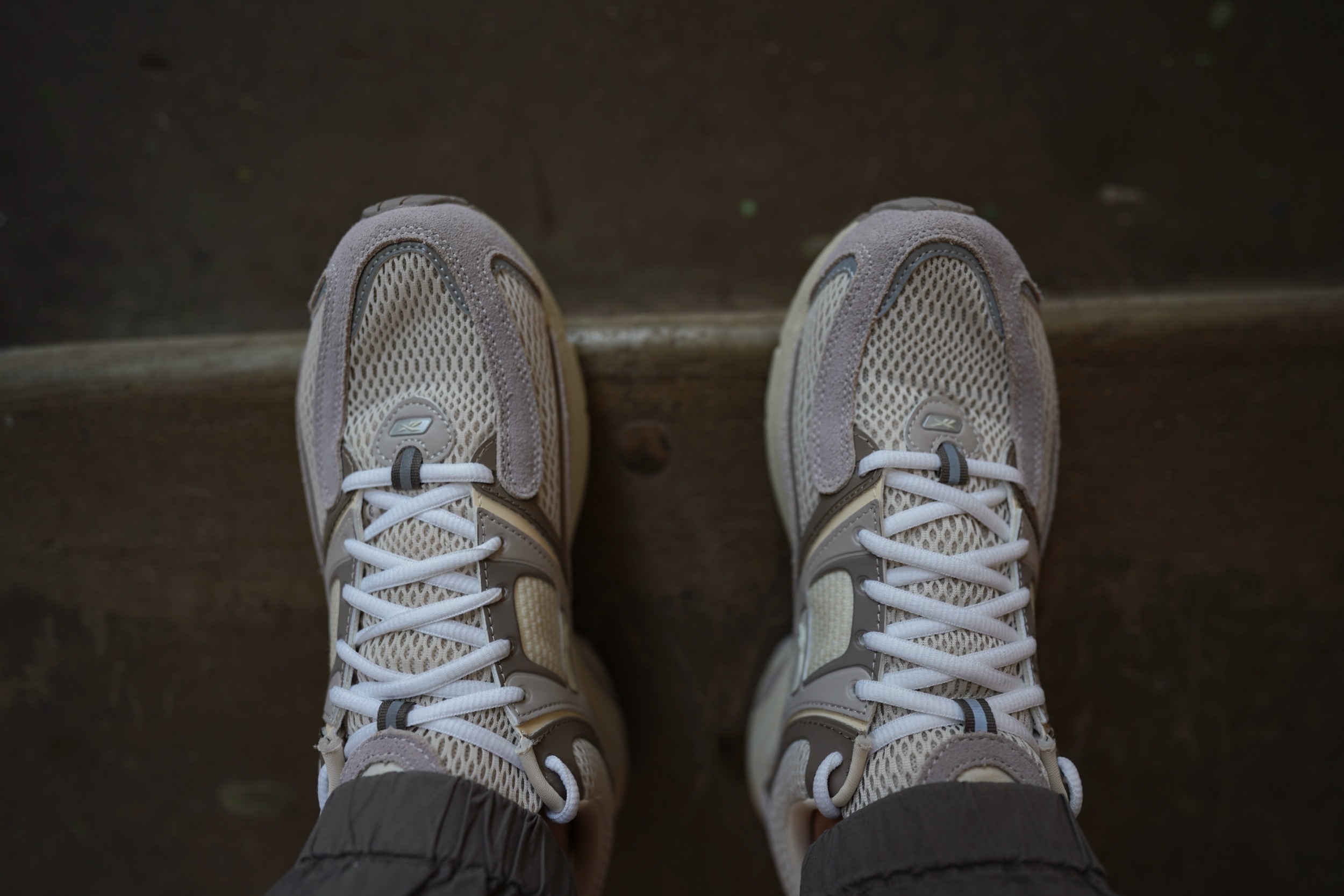 Изучил архитектуру силуэта Reebok Premier Trinity. Дизайн бьёт в нужные точки, поэтому модель отправляется в мою коллекцию.
Силуэт Reebok Premier Trinity - архитектурная реинтерпретация бегового наследия Premier Running Series образца 2006 года. К архитектурному дизайну добавлен инженерный подход, направленный на достижение баланса между сложной структурной эстетикой и утилитарной функцией. Изучил архитектуру силуэта Reebok Premier Trinity. Дизайн бьёт в нужные точки, поэтому модель отправляется в мою коллекцию.
Силуэт Reebok Premier Trinity - архитектурная реинтерпретация бегового наследия Premier Running Series образца 2006 года. К архитектурному дизайну добавлен инженерный подход, направленный на достижение баланса между сложной структурной эстетикой и утилитарной функцией.