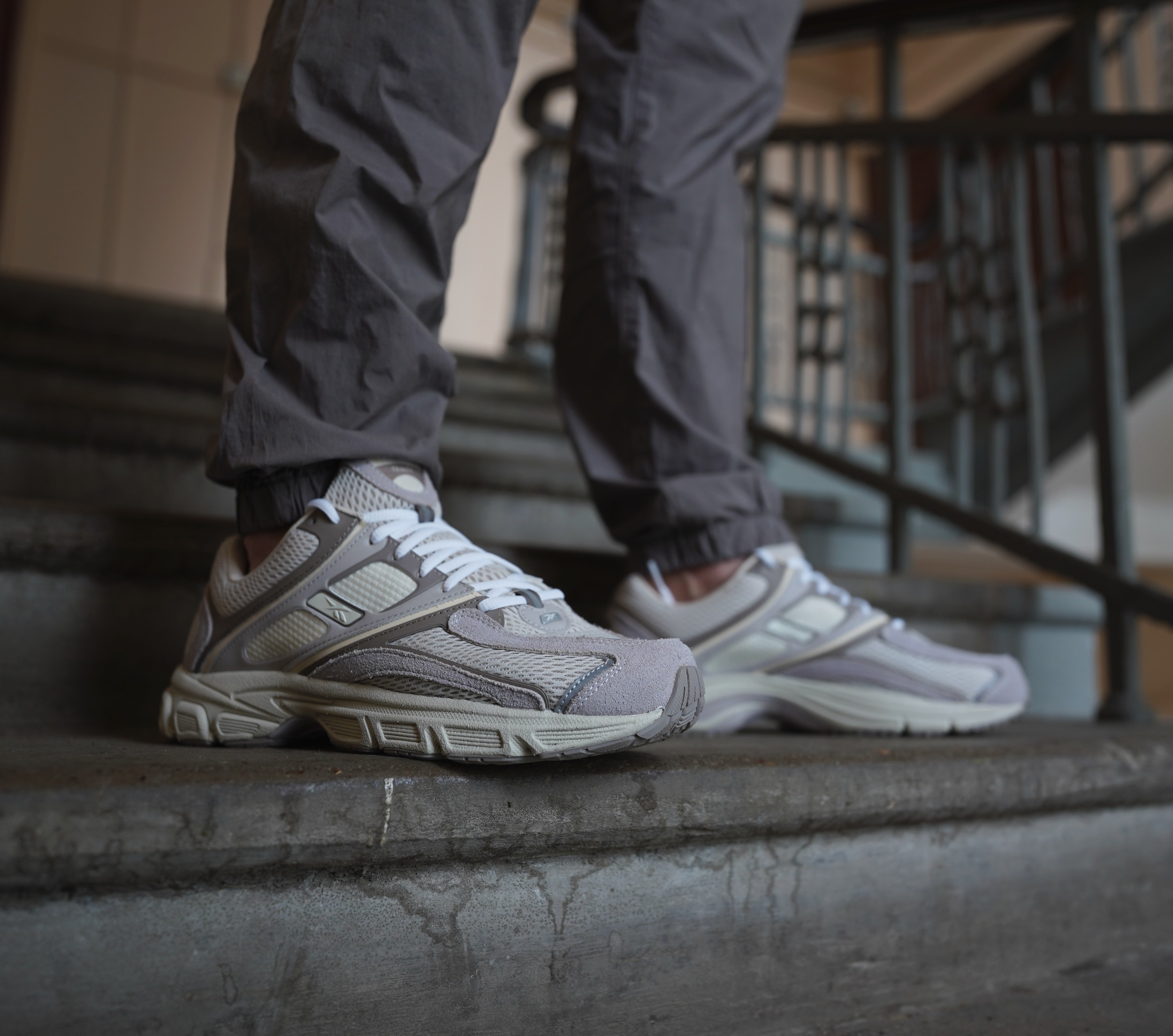 Изучил архитектуру силуэта Reebok Premier Trinity. Дизайн бьёт в нужные точки, поэтому модель отправляется в мою коллекцию.
Силуэт Reebok Premier Trinity - архитектурная реинтерпретация бегового наследия Premier Running Series образца 2006 года. К архитектурному дизайну добавлен инженерный подход, направленный на достижение баланса между сложной структурной эстетикой и утилитарной функцией. Изучил архитектуру силуэта Reebok Premier Trinity. Дизайн бьёт в нужные точки, поэтому модель отправляется в мою коллекцию.
Силуэт Reebok Premier Trinity - архитектурная реинтерпретация бегового наследия Premier Running Series образца 2006 года. К архитектурному дизайну добавлен инженерный подход, направленный на достижение баланса между сложной структурной эстетикой и утилитарной функцией.