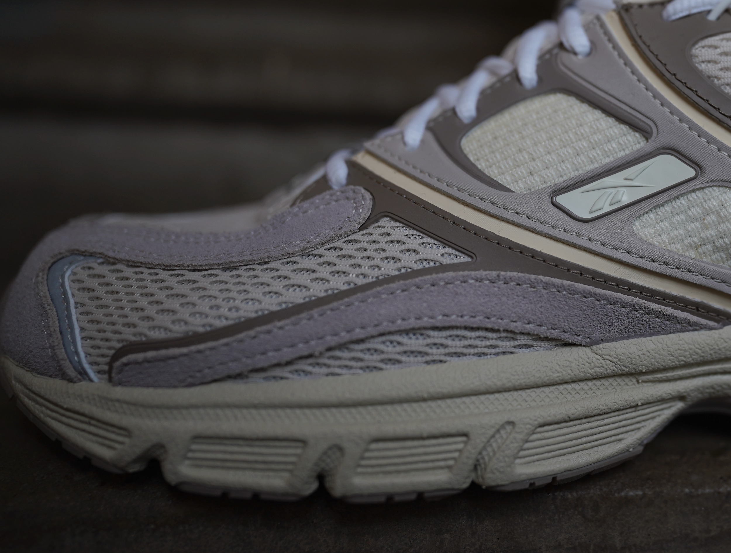 Изучил архитектуру силуэта Reebok Premier Trinity. Дизайн бьёт в нужные точки, поэтому модель отправляется в мою коллекцию.
Силуэт Reebok Premier Trinity - архитектурная реинтерпретация бегового наследия Premier Running Series образца 2006 года. К архитектурному дизайну добавлен инженерный подход, направленный на достижение баланса между сложной структурной эстетикой и утилитарной функцией. Изучил архитектуру силуэта Reebok Premier Trinity. Дизайн бьёт в нужные точки, поэтому модель отправляется в мою коллекцию.
Силуэт Reebok Premier Trinity - архитектурная реинтерпретация бегового наследия Premier Running Series образца 2006 года. К архитектурному дизайну добавлен инженерный подход, направленный на достижение баланса между сложной структурной эстетикой и утилитарной функцией.