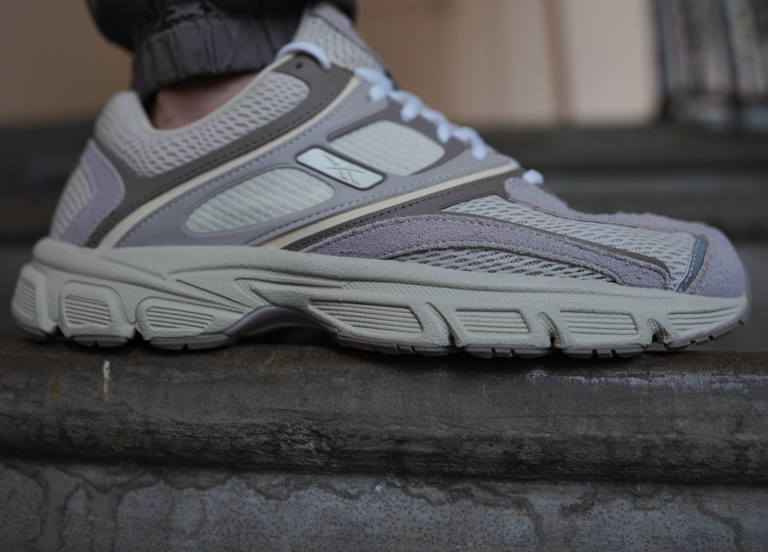 Изучил архитектуру силуэта Reebok Premier Trinity. Дизайн бьёт в нужные точки, поэтому модель отправляется в мою коллекцию.
Силуэт Reebok Premier Trinity - архитектурная реинтерпретация бегового наследия Premier Running Series образца 2006 года. К архитектурному дизайну добавлен инженерный подход, направленный на достижение баланса между сложной структурной эстетикой и утилитарной функцией. Изучил архитектуру силуэта Reebok Premier Trinity. Дизайн бьёт в нужные точки, поэтому модель отправляется в мою коллекцию.
Силуэт Reebok Premier Trinity - архитектурная реинтерпретация бегового наследия Premier Running Series образца 2006 года. К архитектурному дизайну добавлен инженерный подход, направленный на достижение баланса между сложной структурной эстетикой и утилитарной функцией.