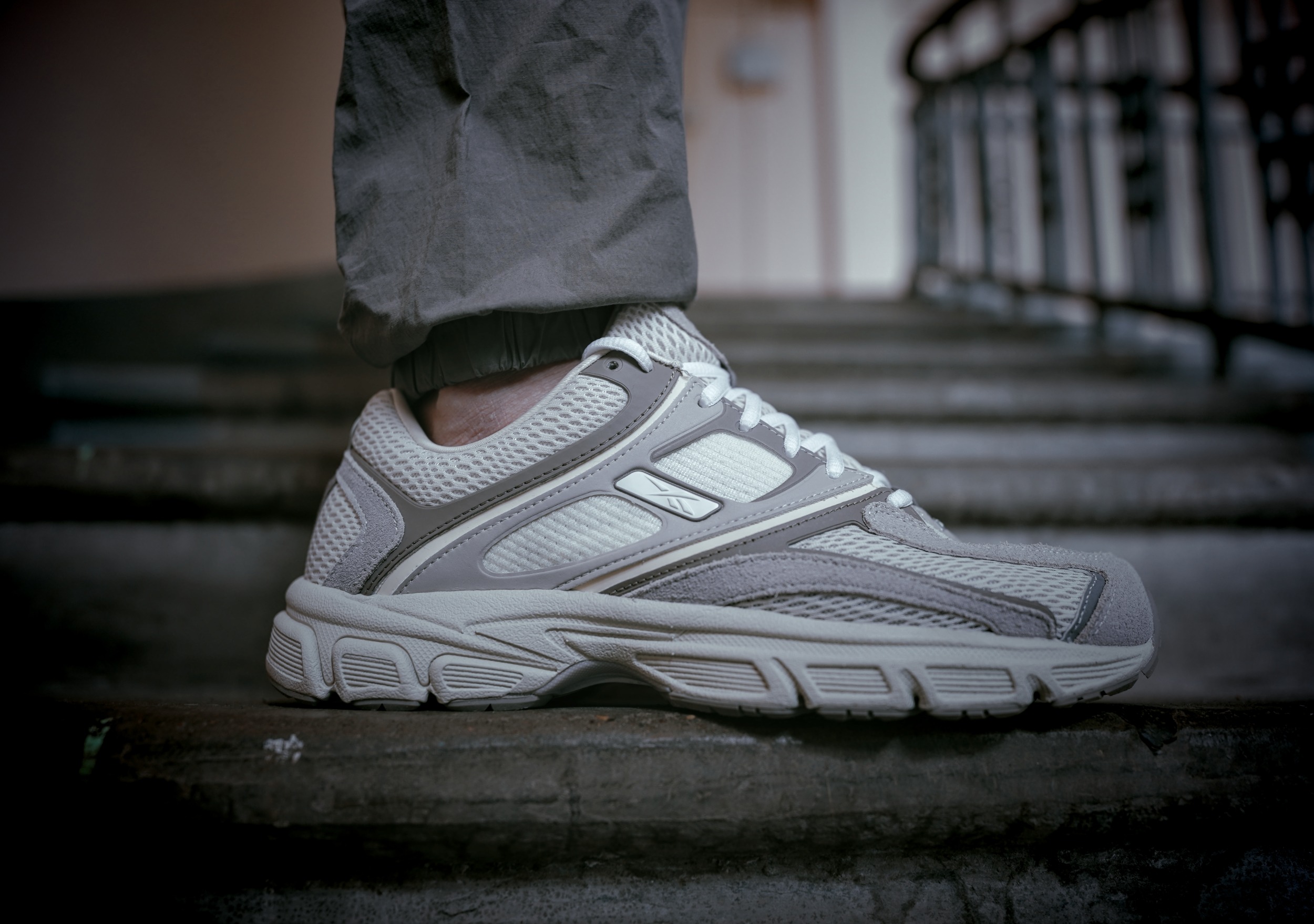 Изучил архитектуру силуэта Reebok Premier Trinity. Дизайн бьёт в нужные точки, поэтому модель отправляется в мою коллекцию.
Силуэт Reebok Premier Trinity - архитектурная реинтерпретация бегового наследия Premier Running Series образца 2006 года. К архитектурному дизайну добавлен инженерный подход, направленный на достижение баланса между сложной структурной эстетикой и утилитарной функцией.