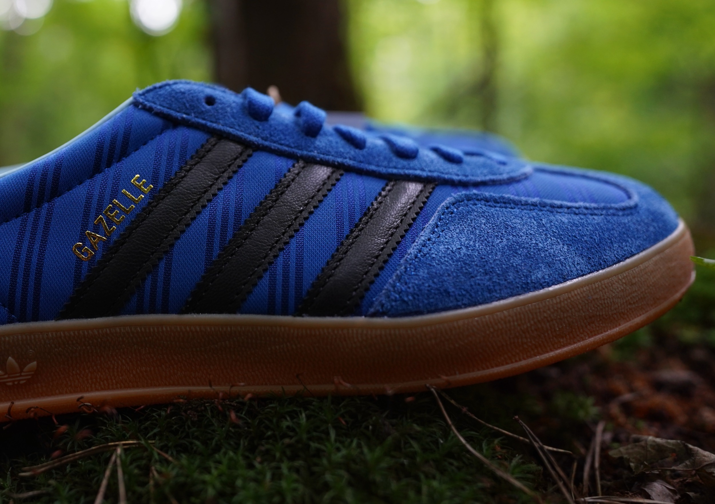adidas Gazelle Indoor это та самая нестареющая икона стиля, где цвет действительно решает всё. Расцветка модели смотрится сочно и выразительно: насыщенный основной тон эффектно подчёркнут контрастной задней петлёй и фирменными тремя полосками