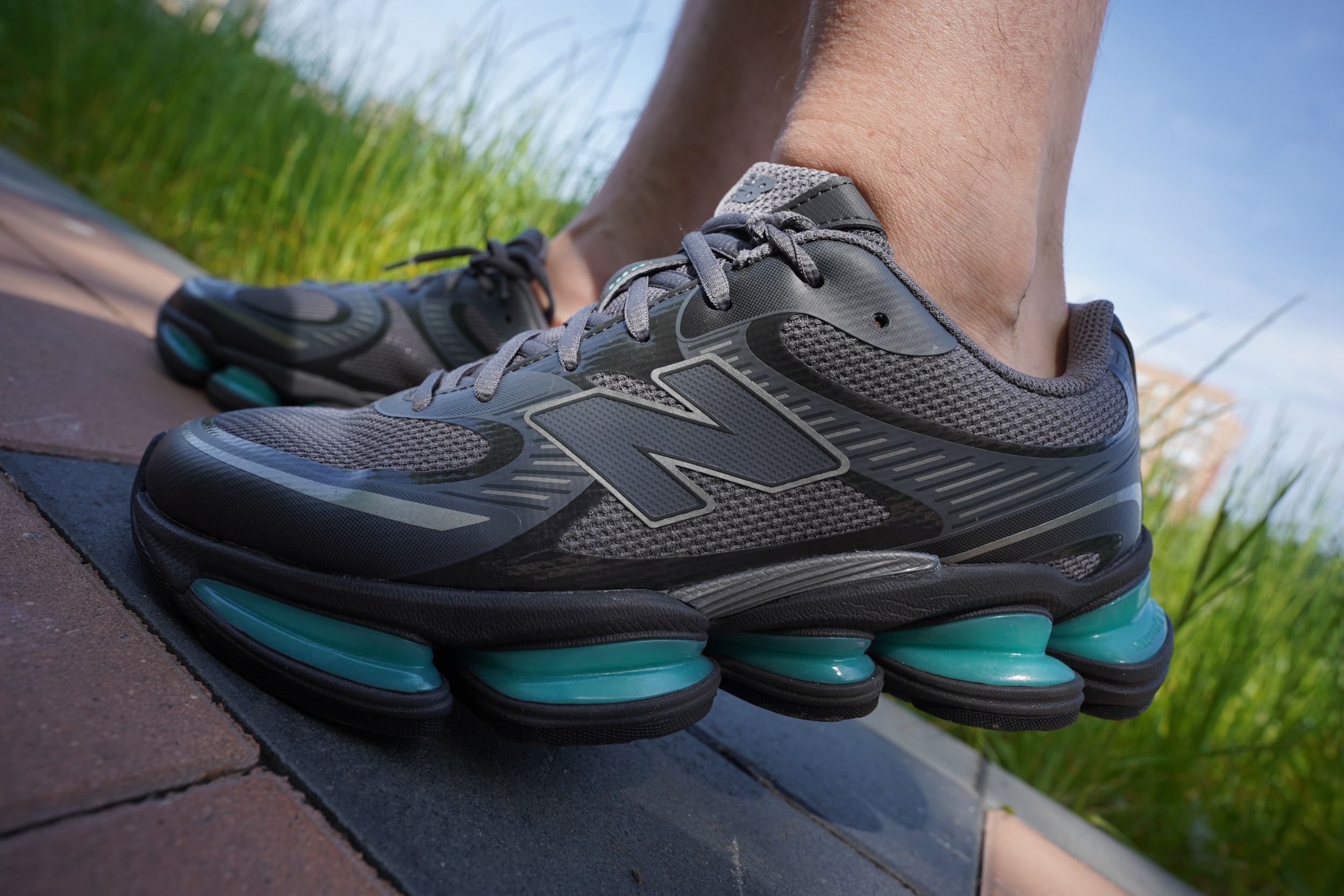 Эх, мое любимое начало двухтысячных, которых больше не будет :) Зато есть модель New Balance 2000. Если говорить о силуэтах, которые безупречно вписываются в эстетику технологичного стритвира и философию брендов уровня Stone Island, то New Balance 2000 - это именно тот самый бескомпромиссный выбор. Не просто кроссовки, а функциональный инструмент, где каждая деталь подчинена комфорту и инженерии. Эх, мое любимое начало двухтысячных, которых больше не будет :) Зато есть модель New Balance 2000. Если говорить о силуэтах, которые безупречно вписываются в эстетику технологичного стритвира и философию брендов уровня Stone Island, то New Balance 2000 - это именно тот самый бескомпромиссный выбор. Не просто кроссовки, а функциональный инструмент, где каждая деталь подчинена комфорту и инженерии.
