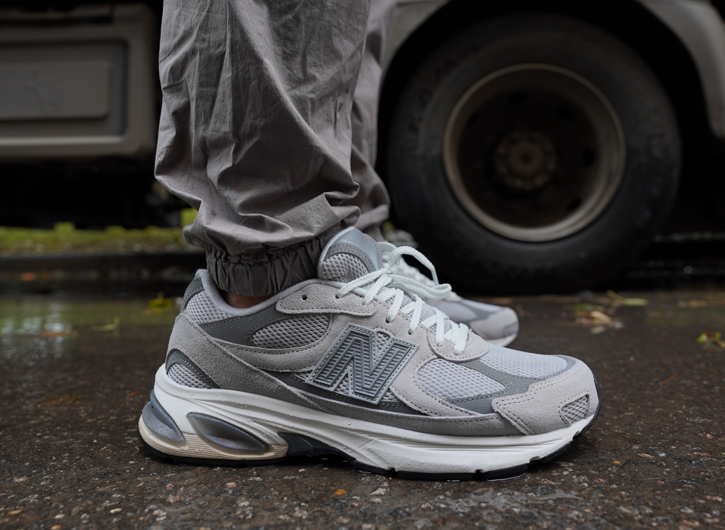 Силуэт New Balance 2010 мне однозначно зашел. Максимально уверенная посадка, утилитарная ретро-эстетика и ничего лишнего — только чистые линии и правильная форма. Как всегда, идеальный баланс. Силуэт New Balance 2010 мне однозначно зашел. Максимально уверенная посадка, утилитарная ретро-эстетика и ничего лишнего — только чистые линии и правильная форма. Как всегда, идеальный баланс.